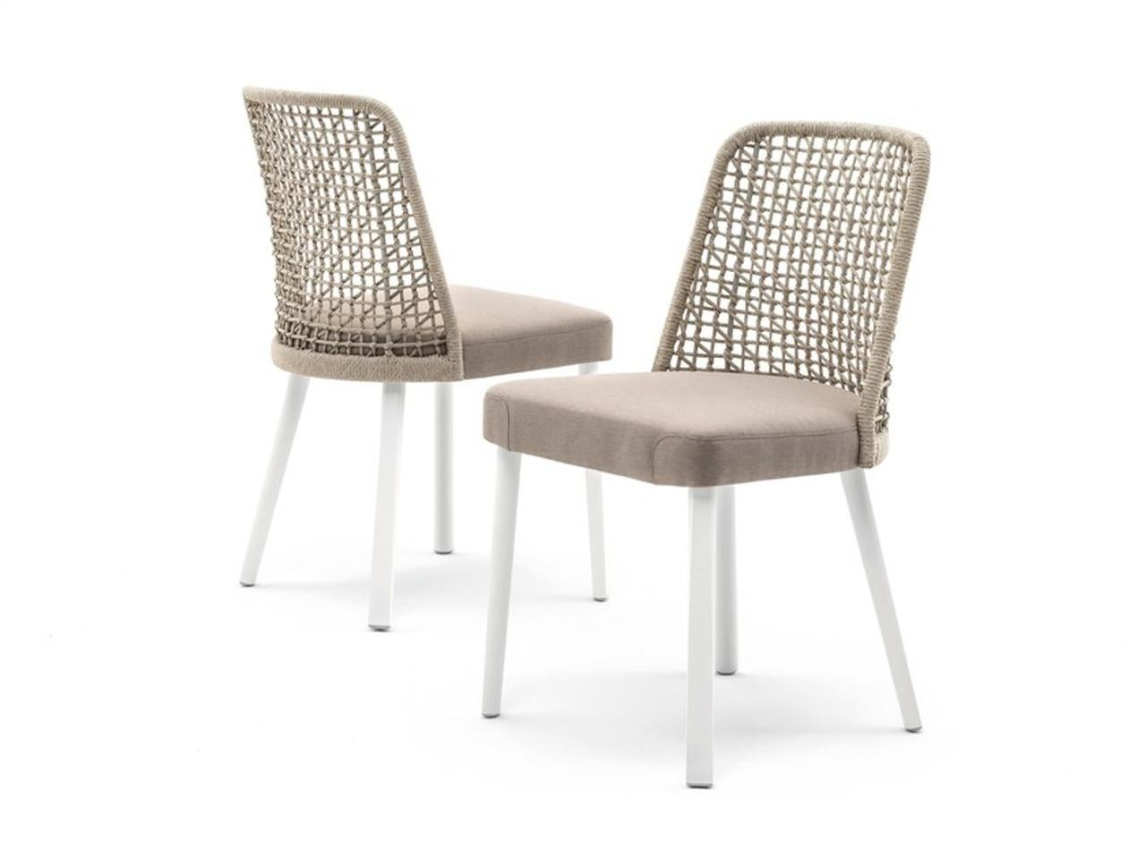 Te presentamos la Silla Emma, una mezcla perfecta de estilo contemporáneo, versatilidad y comodidad. Esta elegante silla destaca por su icónico respaldo tejido a mano, y ofrece numerosas posibilidades de personalización para adaptarse a cualquier