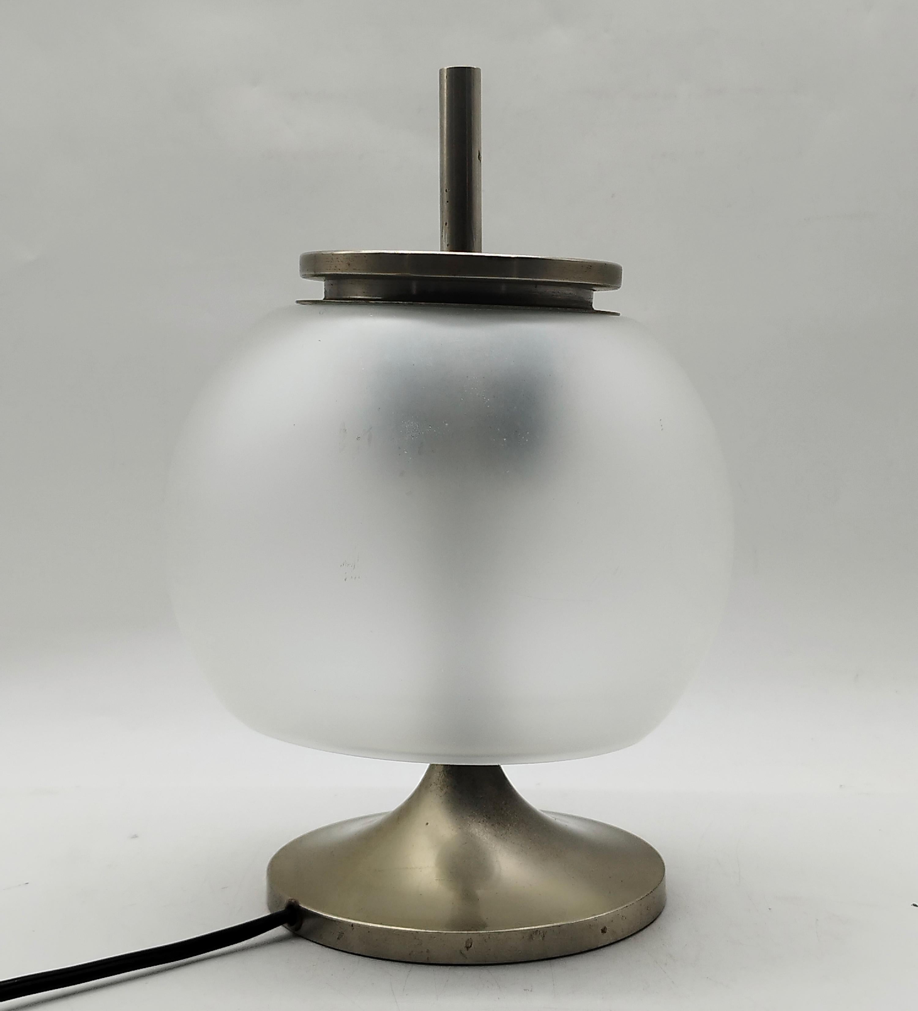 Lampe de table de fabrication italienne réalisée par Artemide dans les années 1960 d'après un design d'Emma Gismondi. Cadre en laiton nickelé avec diffuseur en verre sablé. 