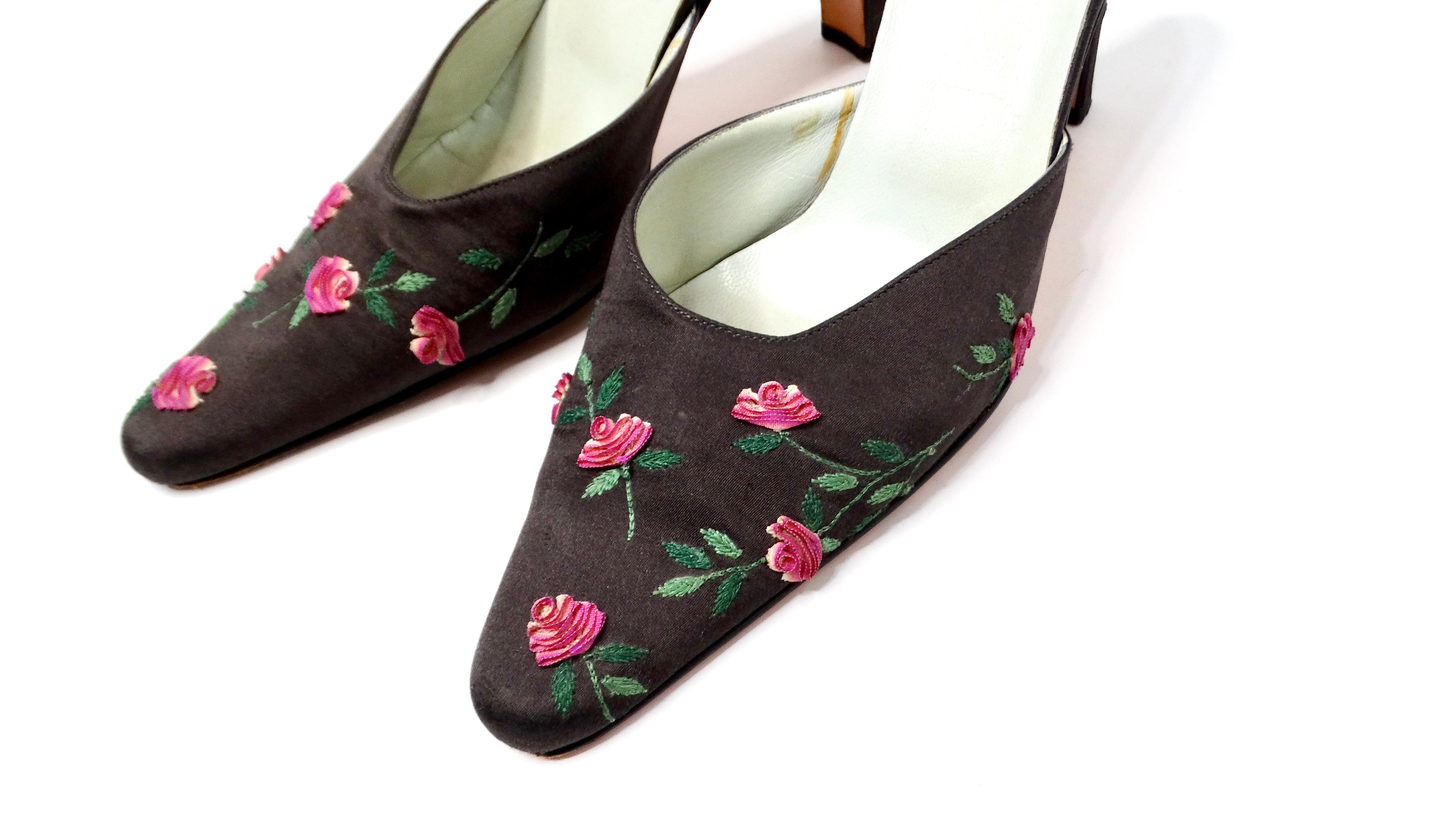 Los zapatos de tacón Emma Hope for Paul Smith Y2K Rose Stitched Mule Block Heels son una asombrosa fusión de elegancia y alegría. Confeccionadas en satén negro, estas sandalias puntiagudas sin cordones presentan intrincadas rosas rosas con tallos