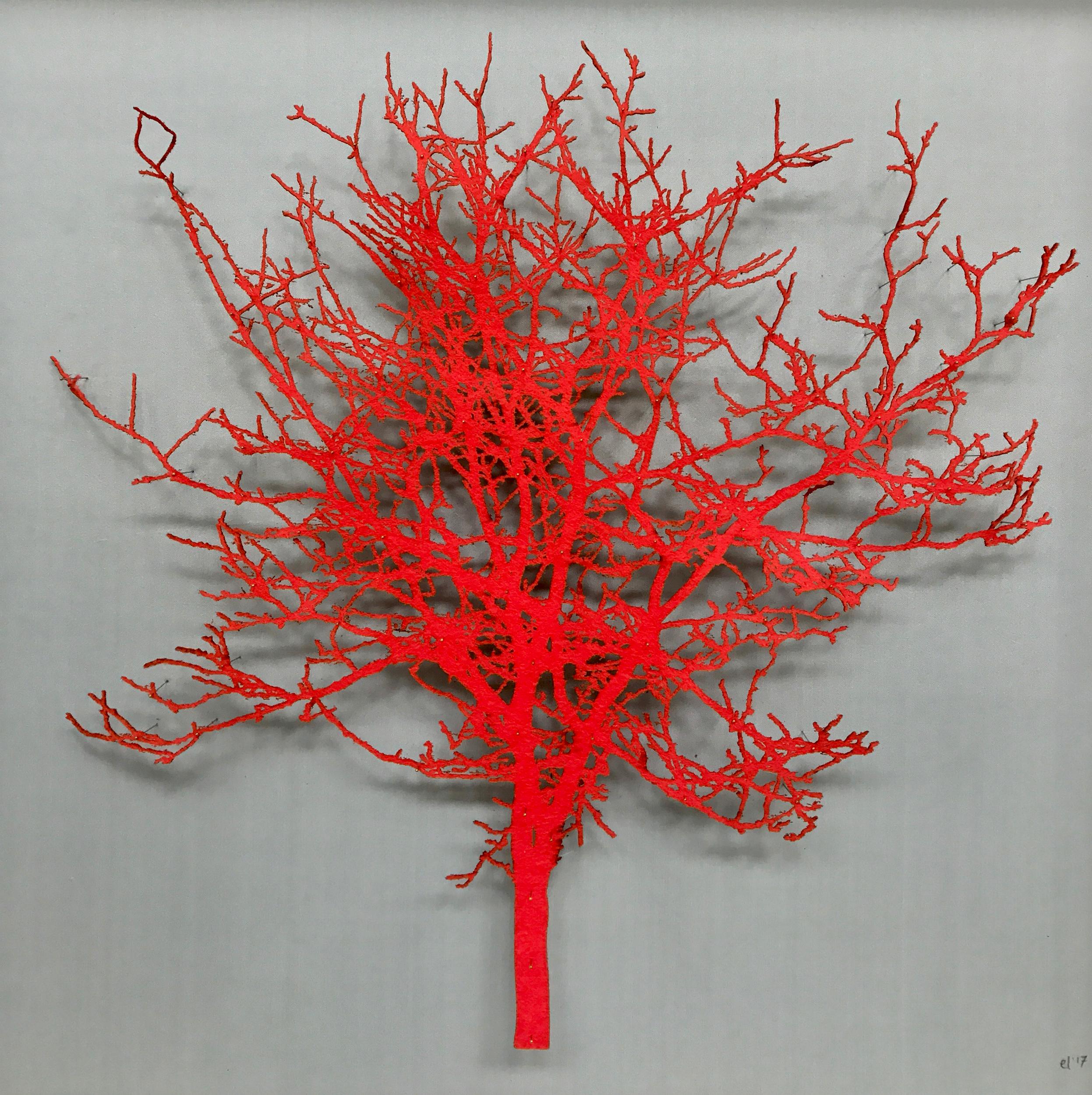 Felt Hawthorn - œuvre d'art mixte contemporaine encadrée et émaillée au laser d'un arbre rouge