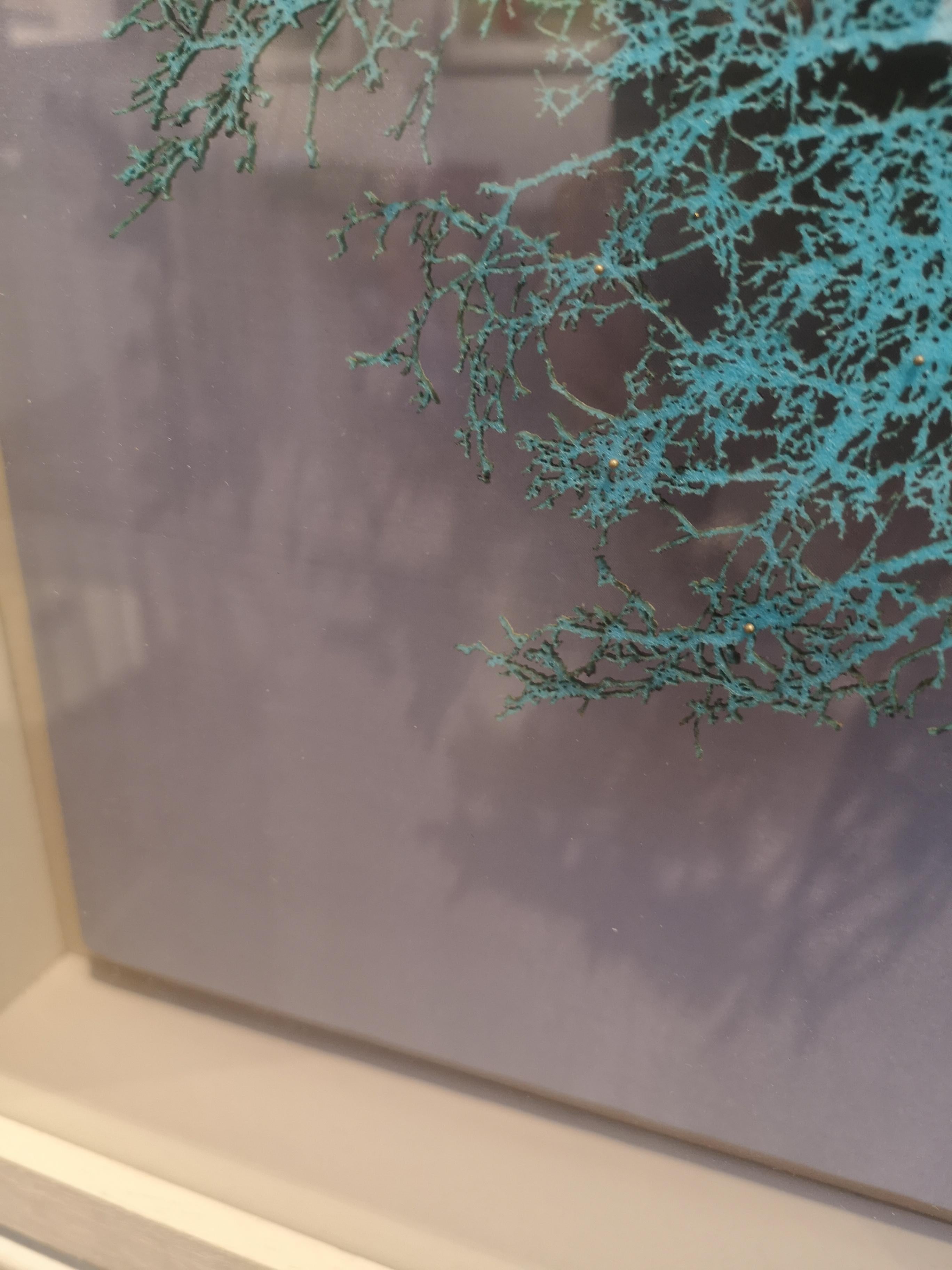 Chêne chaud I  délicate image d'arbre découpée au laser encadrée et vitrée, œuvre d'art contemporaine - Contemporain Mixed Media Art par Emma Levine