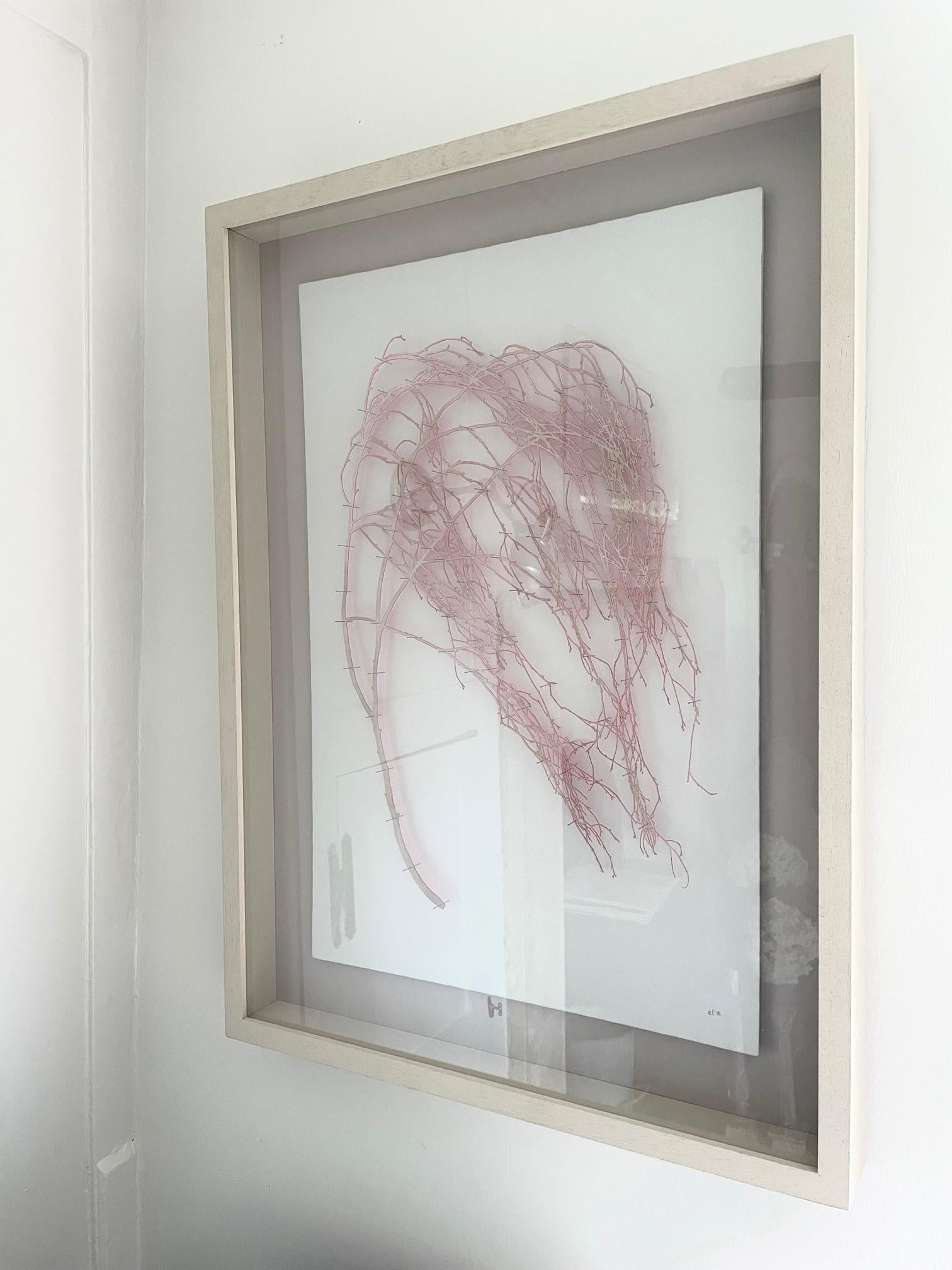 materiale: carta, foglia d'argento, spille, polvere di cristallo, cartoncino avvolto in seta
incorniciato e smaltato

Emma ritaglia delicatamente le immagini, soprattutto gli alberi, da un supporto come il feltro o la carta e le appunta