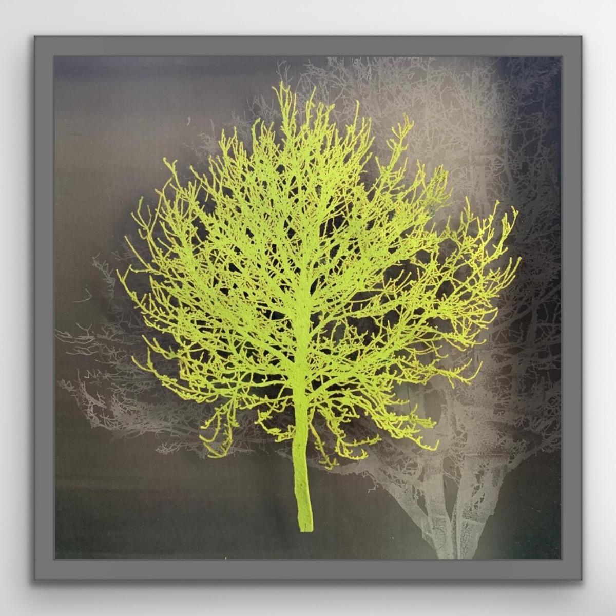 Grüner Baum, Baumkunst, 3D-Wandkunst, leuchtende minimalistische Kunst, grüne Landschaftskunst (Minimalistisch), Painting, von Emma Levine