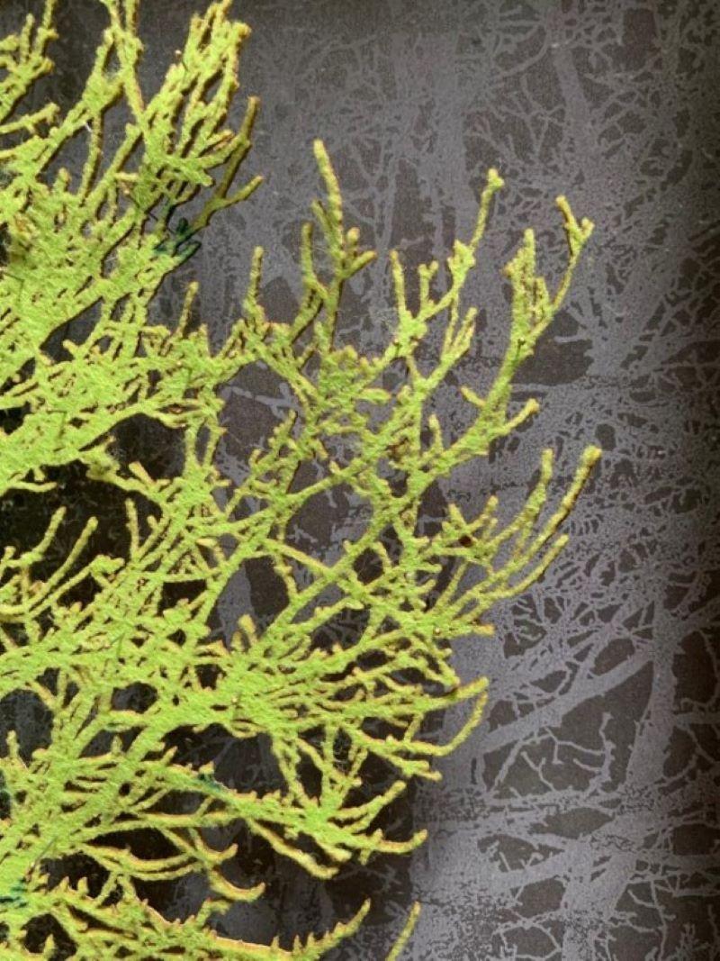Grüner Baum, Baumkunst, 3D-Wandkunst, leuchtende minimalistische Kunst, grüne Landschaftskunst (Grau), Landscape Painting, von Emma Levine