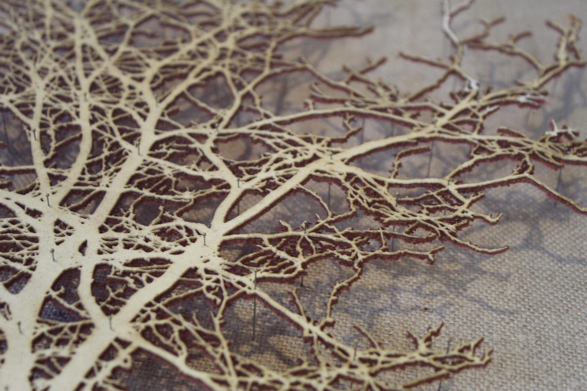 Zeitgenössische 3D-Baumkunst mit gebürstetem Hawthorne, Originalpapier-Stillleben im Angebot 1