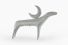 Perro lunar, escultura de bronce de Emma Maiden, 2022