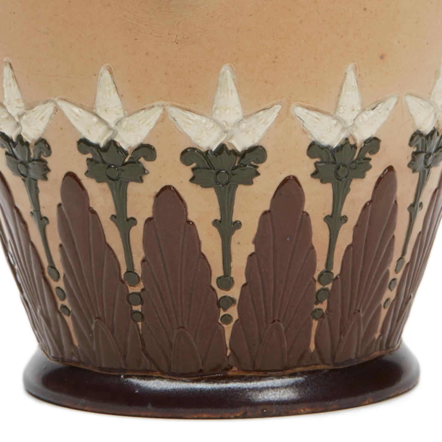 Fin du XIXe siècle Pichet à fleurs en poterie d'art d'agneau Emma Marriott Doulton en vente