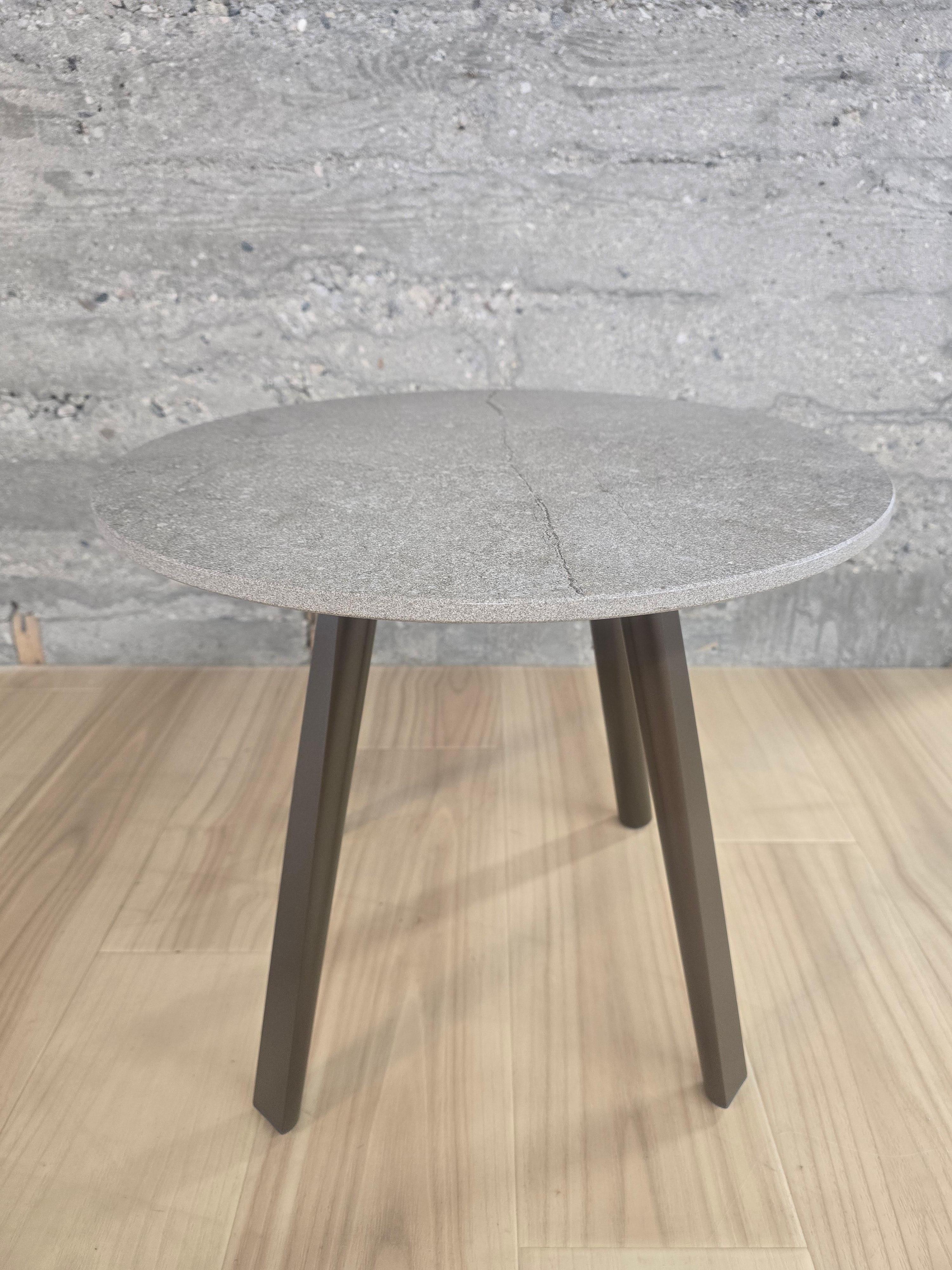 Emma Side Table *Showroom Sample (Moderne) im Angebot