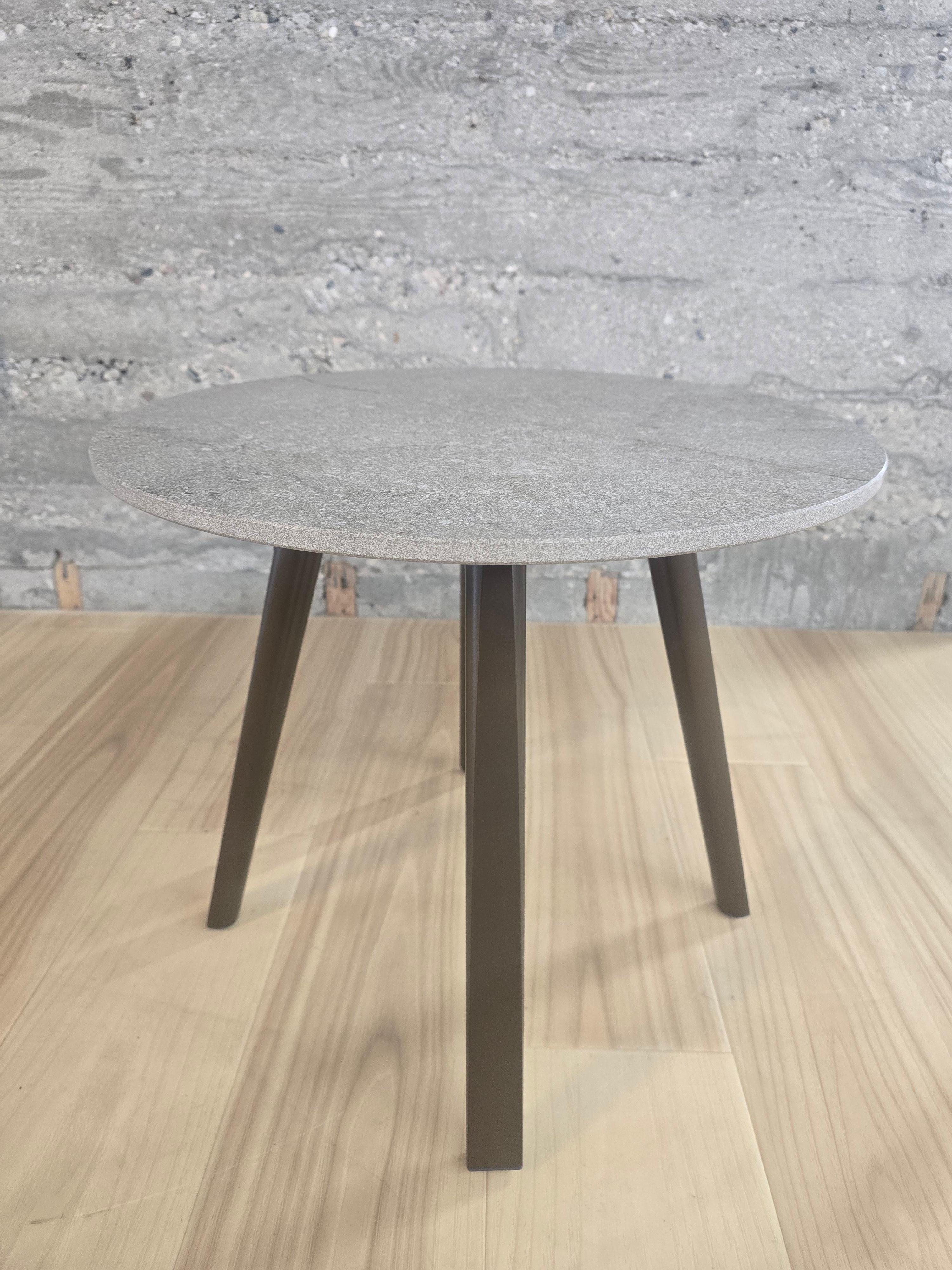 Emma Side Table *Showroom Sample im Zustand „Hervorragend“ im Angebot in Carson, CA