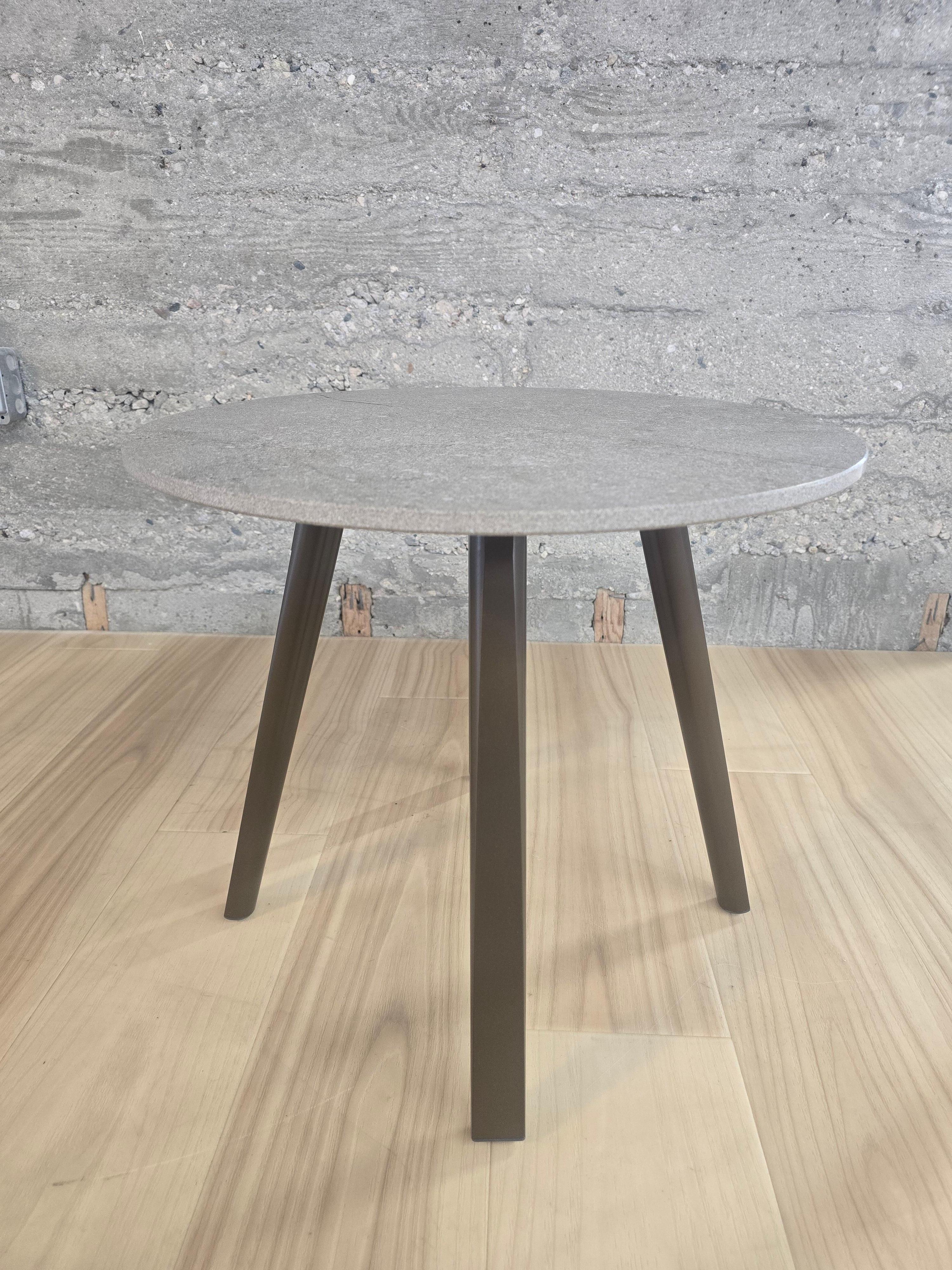 Emma Side Table *Showroom Sample (21. Jahrhundert und zeitgenössisch) im Angebot