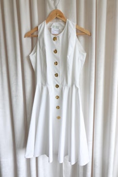 Emmanuelle Khanh 1990's Weißes ärmelloses Popeline Kleid mit goldener Knopfleiste und Schlagseite