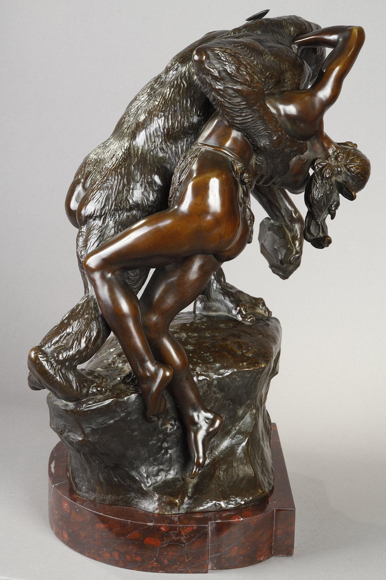 Gorilla enlève une femme - Or Figurative Sculpture par Emmanuel Fremiet