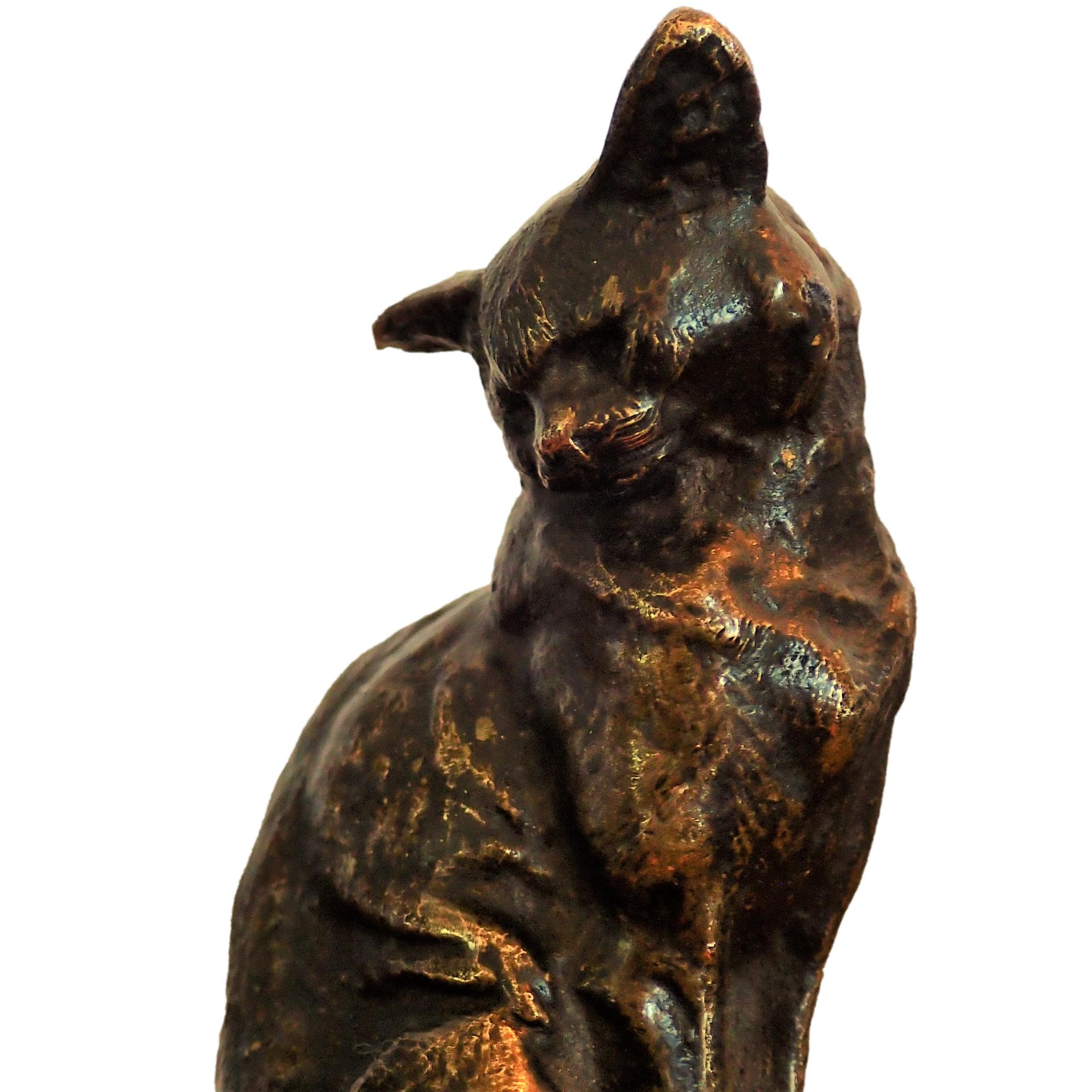 

Graziosa statua di gatto seduto in bronzo di Emmanuel Frémiet, scultore francese nato nel 1824.
Evidenziata da una patina marrone, la scultura è affascinante e cattura perfettamente l'atteggiamento del piccolo felino.

Frémiet nacque a Parigi, fu