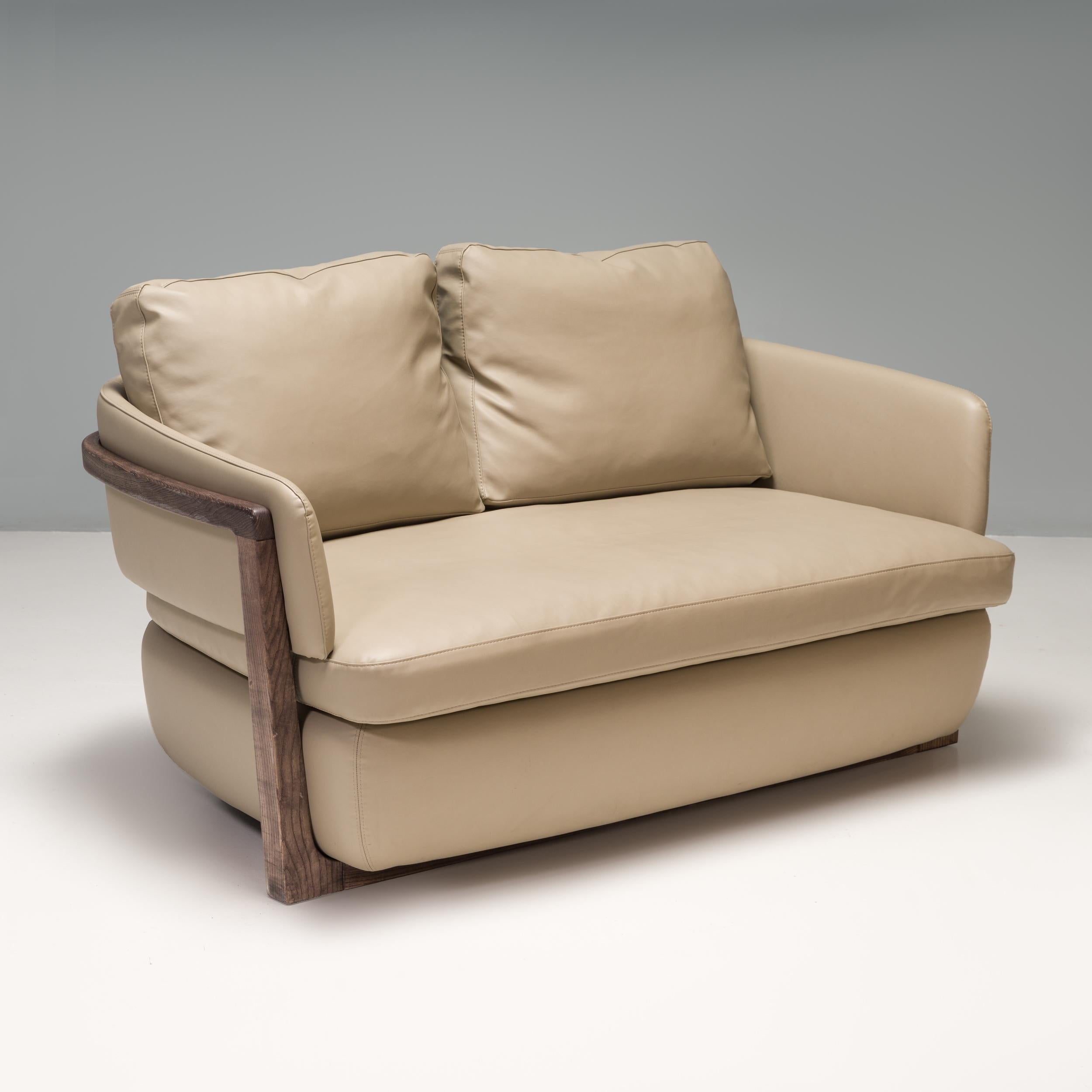 Das Sofa Arena 147 wurde von Emmanuel Gallina für Porada entworfen und ist ein wunderschönes Stück modernes Design.

Der kompakte Sessel hat eine sanft geschwungene Form mit integrierter Rückenlehne und Armlehnen, die über dem Sockel sitzen.

Ein