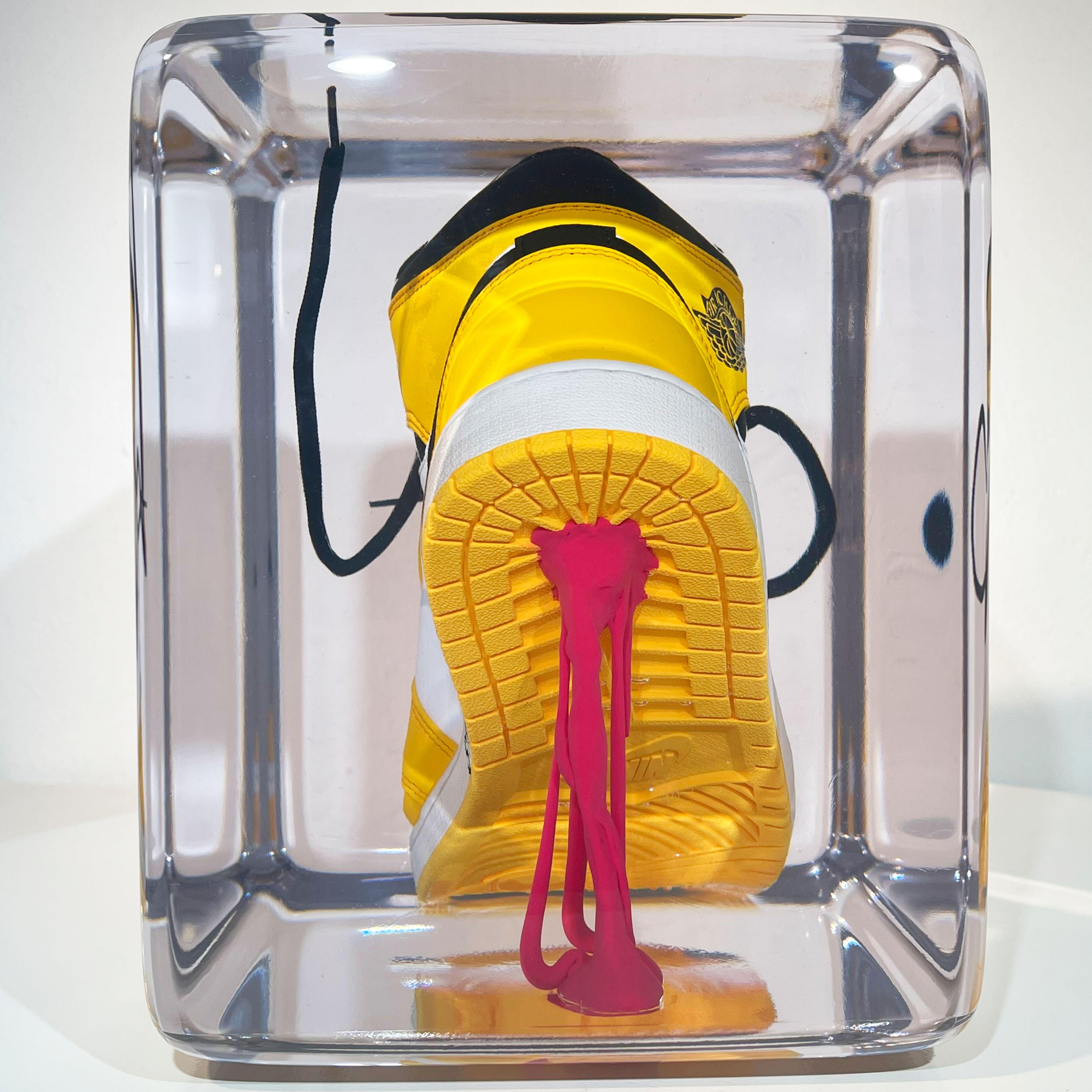 Baskets et Gum Taxi sculpture jaune édition 03/20 - Sculpture de Emmanuel Meneses