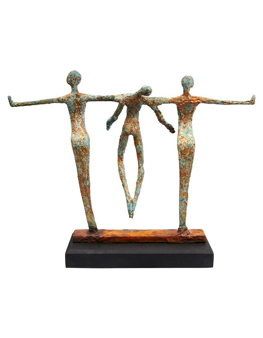 Balance -  Sculpture en résine de bronze Emmanuel Okoro représentant deux personnages tenant un troisième
