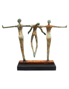 Equilibrio -  Emmanuel Okoro Escultura de resina de bronce de 2 figuras que sostienen a una tercera