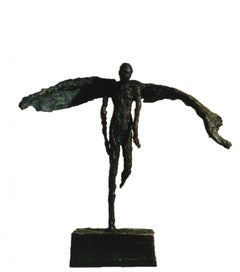 Flight of Fancy (Flight of Fancy)  Emmanuel Okoro, sculpture en résine de bronze d'un homme aux ailes d'ange