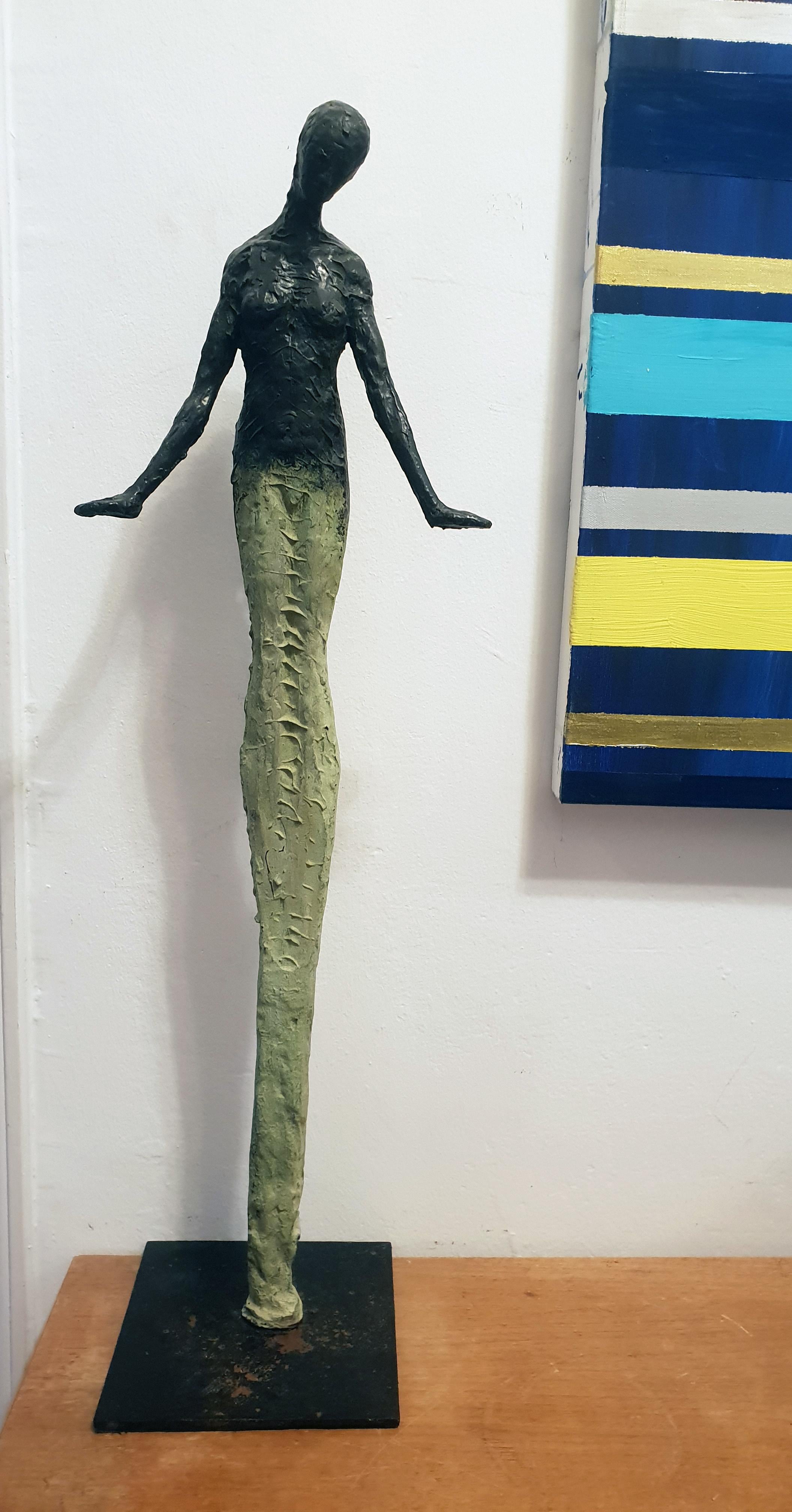 Young One di Emmanuel Okoro scultura di forma umana ispirata a Giacometti in vendita 1
