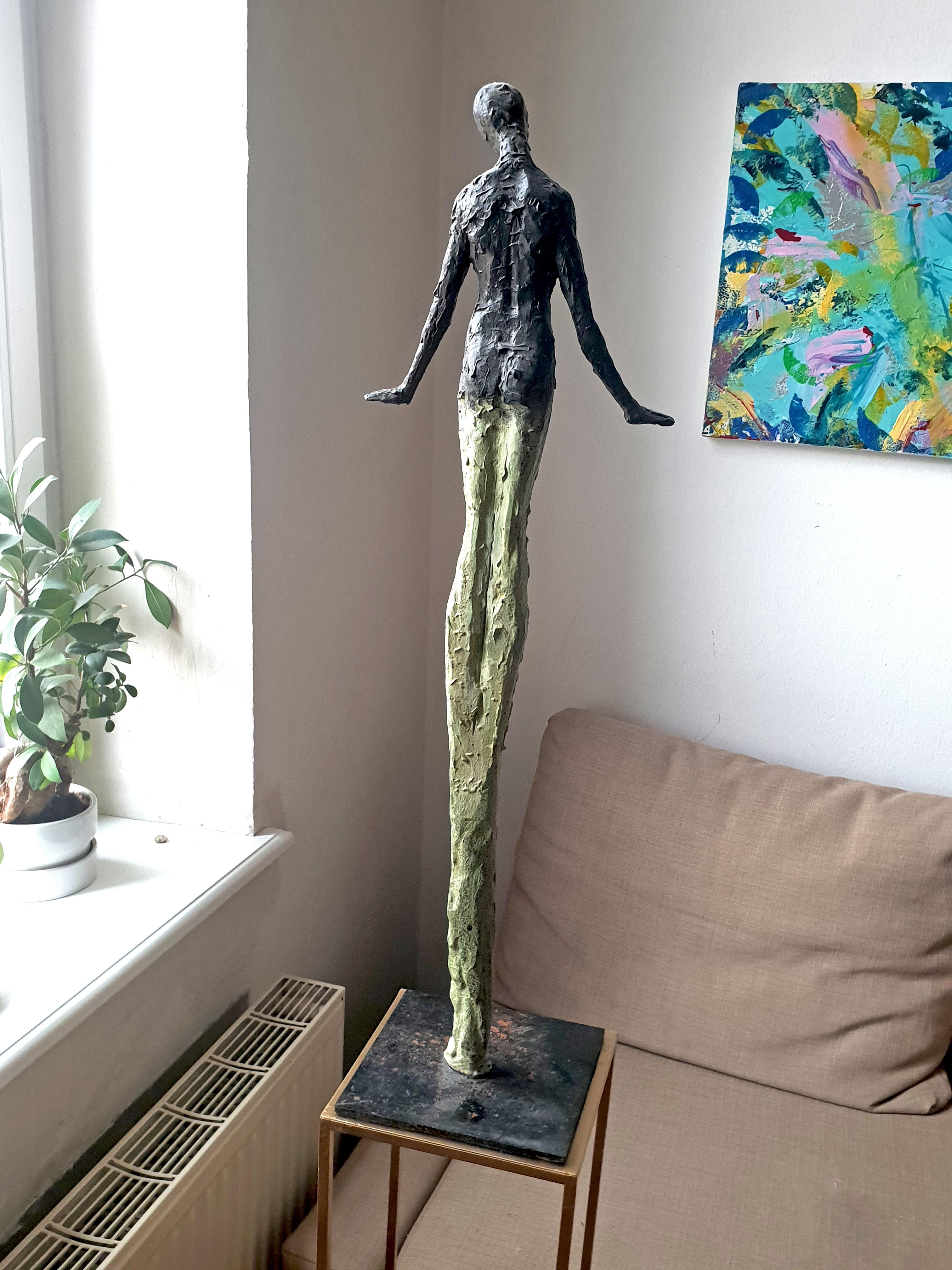 Young One di Emmanuel Okoro scultura di forma umana ispirata a Giacometti in vendita 4