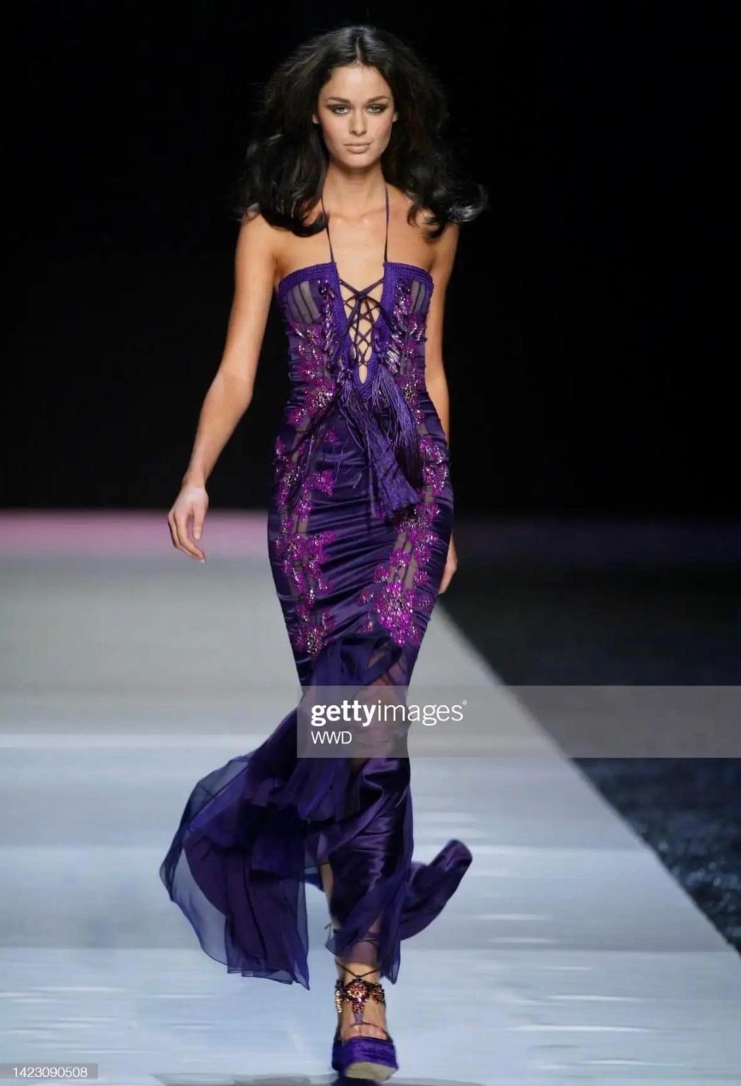 Atemberaubendes violettes Satinkleid, entworfen von Giambattista Valli für die Emmanuel Ungaro S/S 2005 Kollektion. Eine Variante dieses Kleides wurde auf dem Laufsteg der Saison als Look 45 von Nicole Trunfio präsentiert. Dieses verträumte Kleid