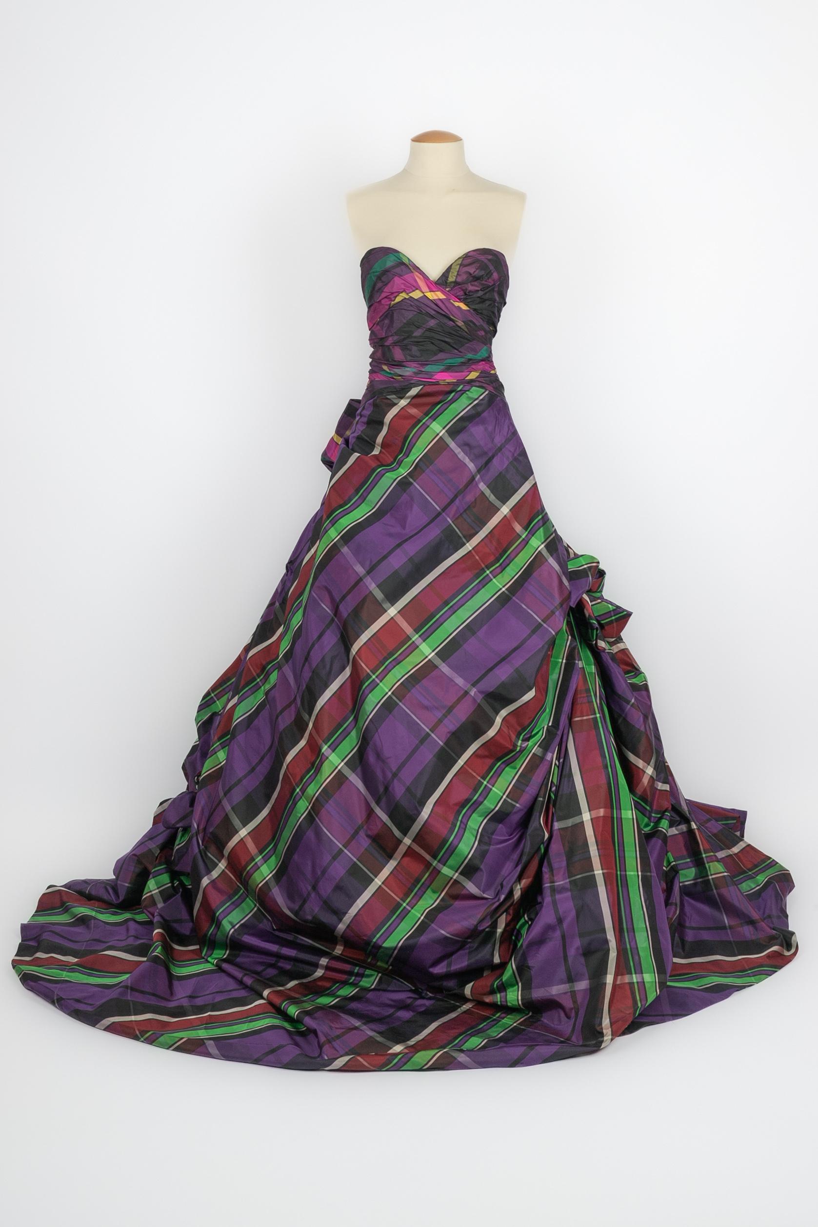 UNGARO - (Made in France) Silk taffeta bustier dress with purple-tone checkered print. Size and composition labels missing, it fits a 36FR. 1991/1992 Fall-Winter Haute Couture Collection.

Condition:
Very good condition

Dimensions:
Chest: 35 cm -