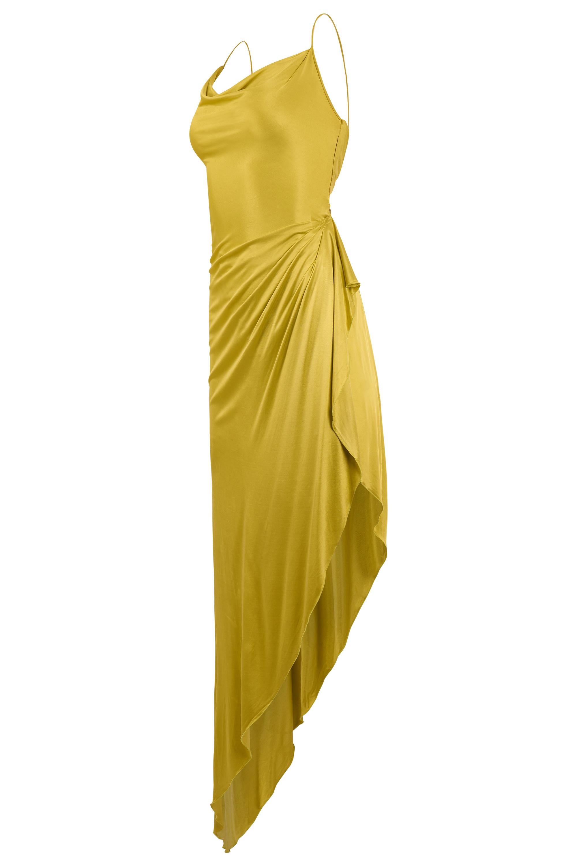 Robe Emanuel Ungaro en chartreuse Coupée dans le biais pour un drapé ultra-flatteur, la robe présente une encolure légèrement drapée, des bretelles spaghetti ultrafines et un ourlet asymétrique spectaculaire. Délicatement froncé sur les hanches,
