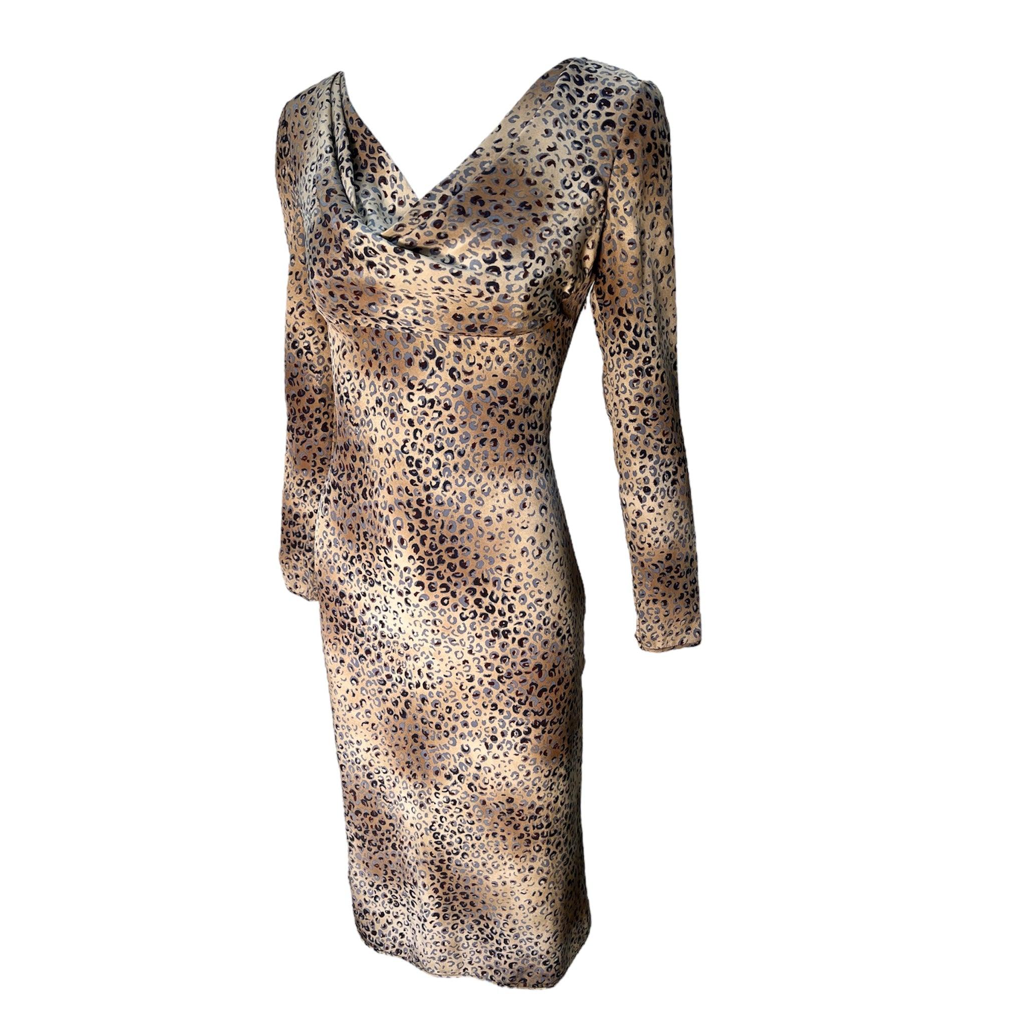 Vestido de seda ultra sensual de la marca de prêt-à-porter de Emmanuel Ungaro, Emmanuel Ungaro Parallele. Alrededor de 1990. Tonos de azul aciano y marrón chocolate sobre un fondo de topo dorado ombre crean el delicado diseño con estampado de