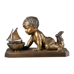 Emmanuel Villanis: Niño jugando con una barca, Escultura de bronce patinado C. 1900