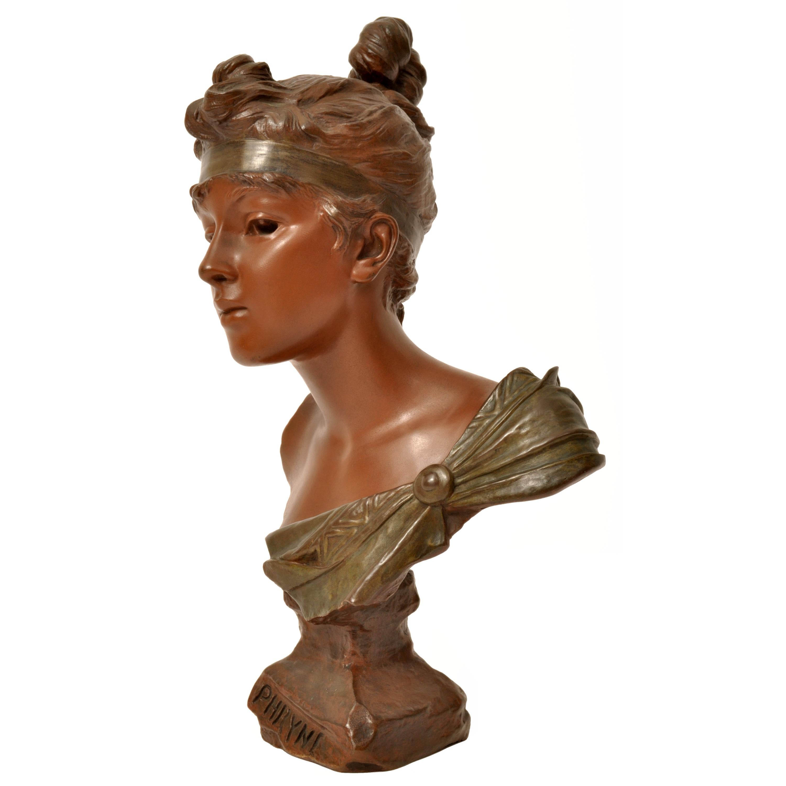 Antike französische Jugendstil-Bronzebüste „Frauenbüste „Phryne“ Emanuel Villanis 1900 – Sculpture von Emmanuel Villanis