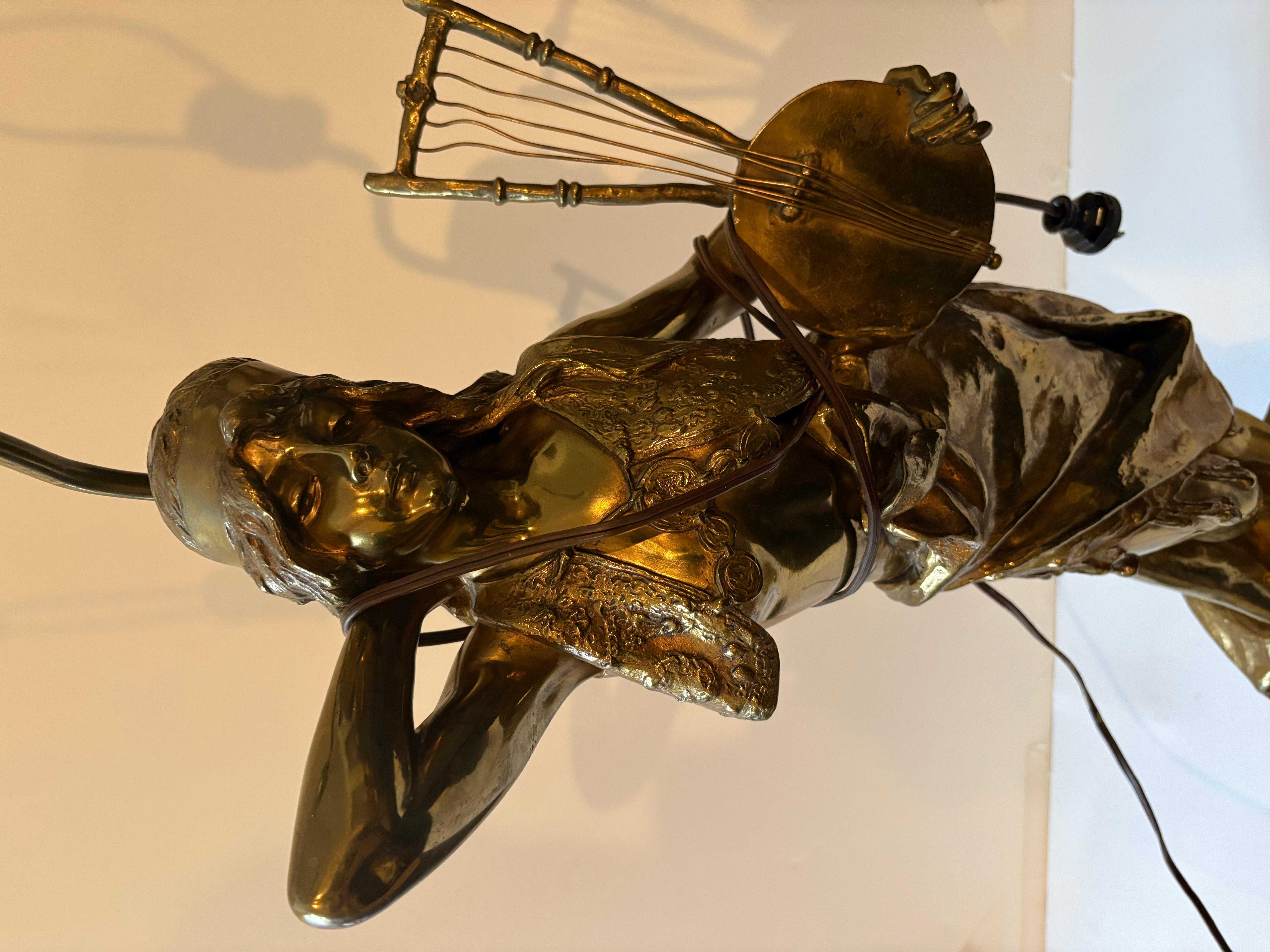 
Questa è una lampada in bronzo 