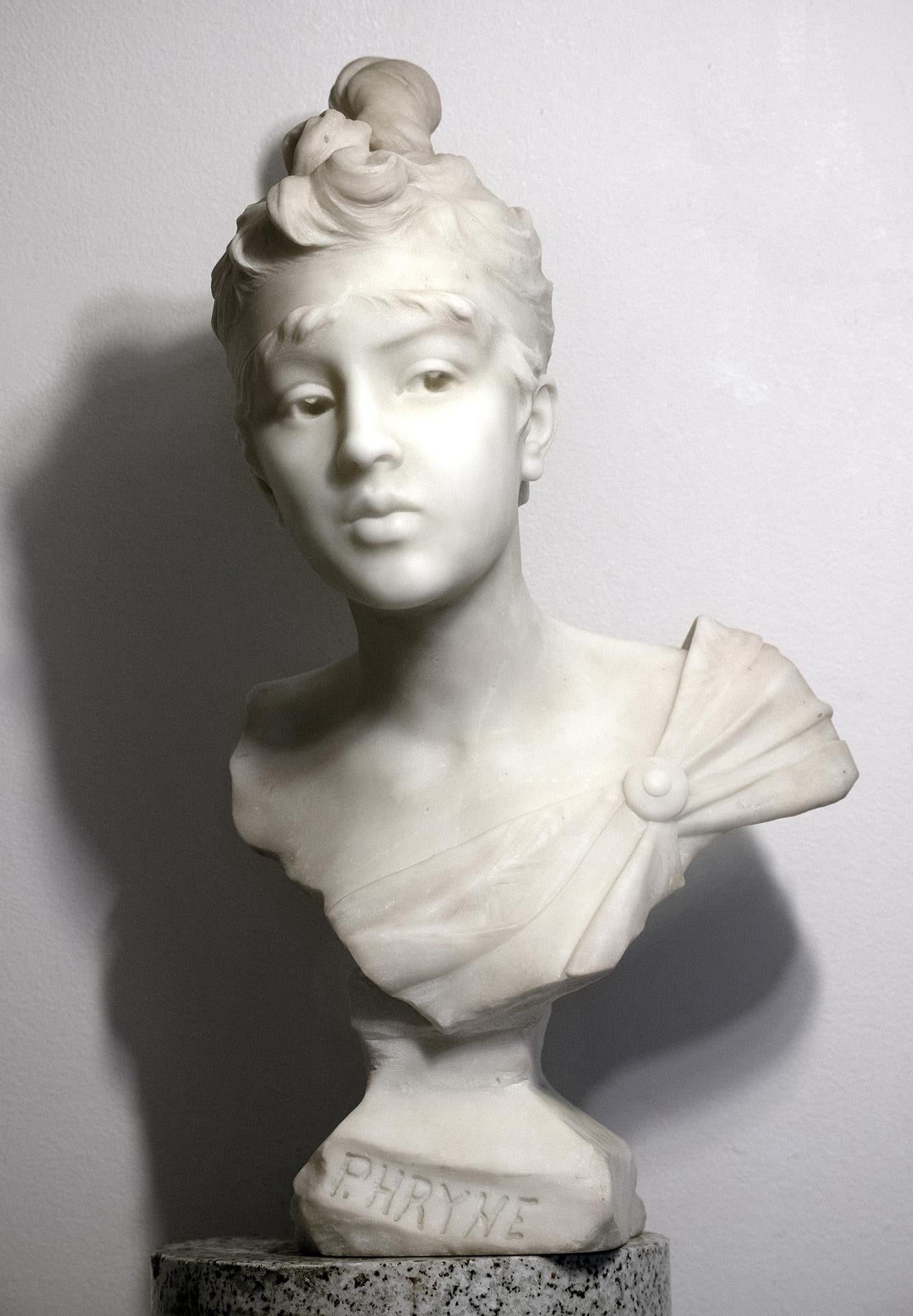 Phryne – Marmorbüste einer schönen jungen Frau  Perfekte Silhouette im Art nouveau-Stil im Angebot 1