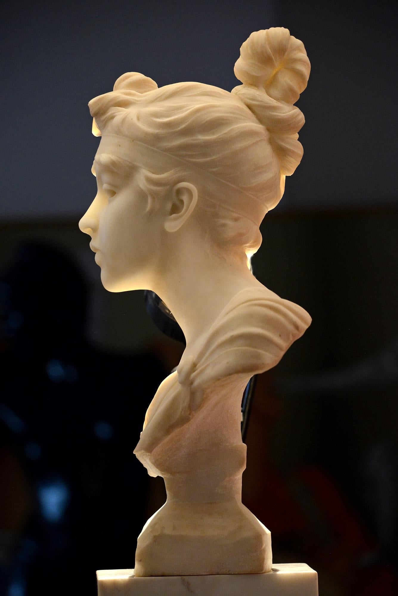 Phryne - Busto de mármol de una bella joven  Silueta perfecta Art Nouveau - Figurative Sculpture Gris de Emmanuel Villanis