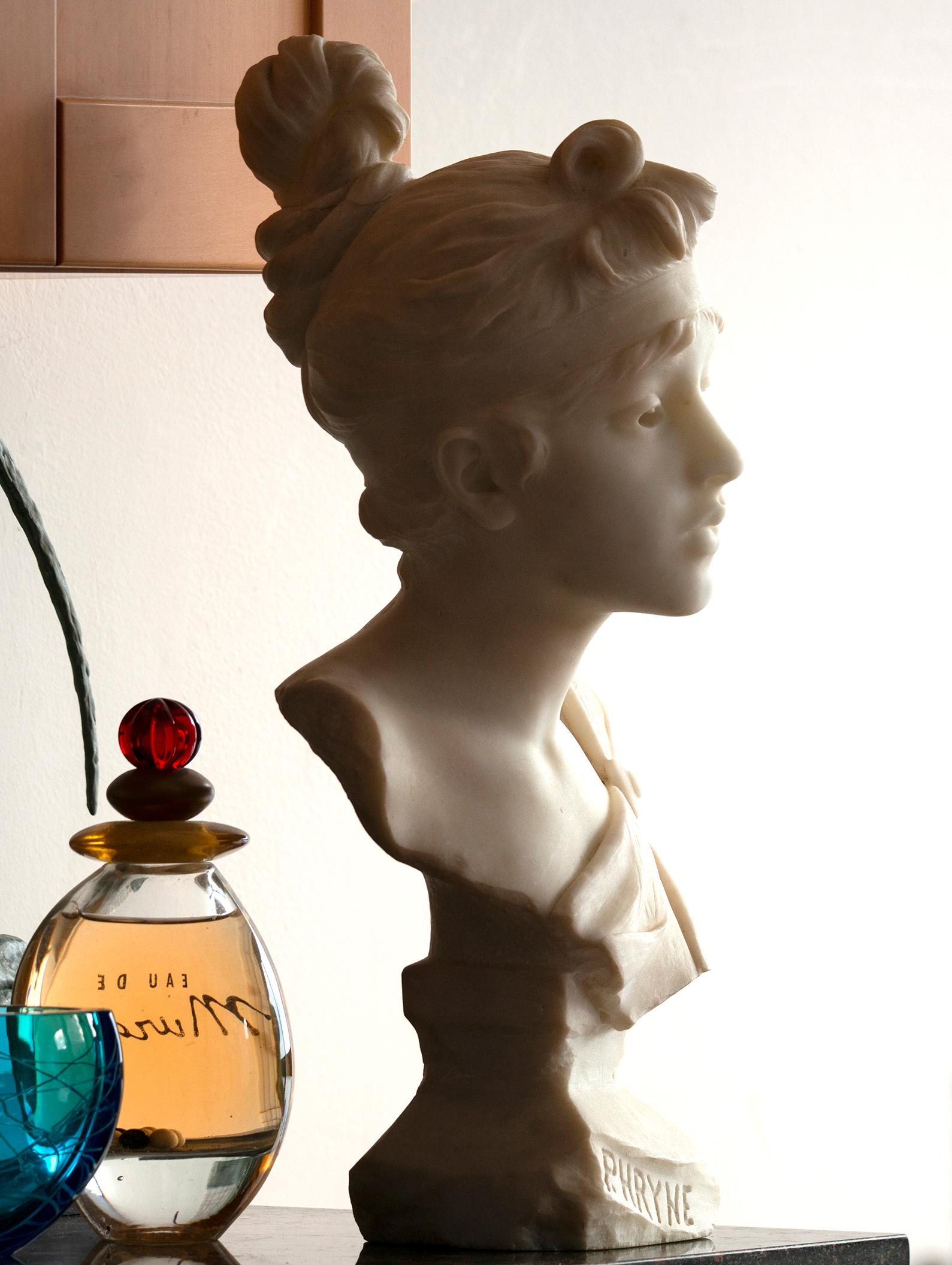 Phryne - Buste en marbre d'une belle jeune femme  Silhouette parfaite Art Nouveau - Gris Figurative Sculpture par Emmanuel Villanis