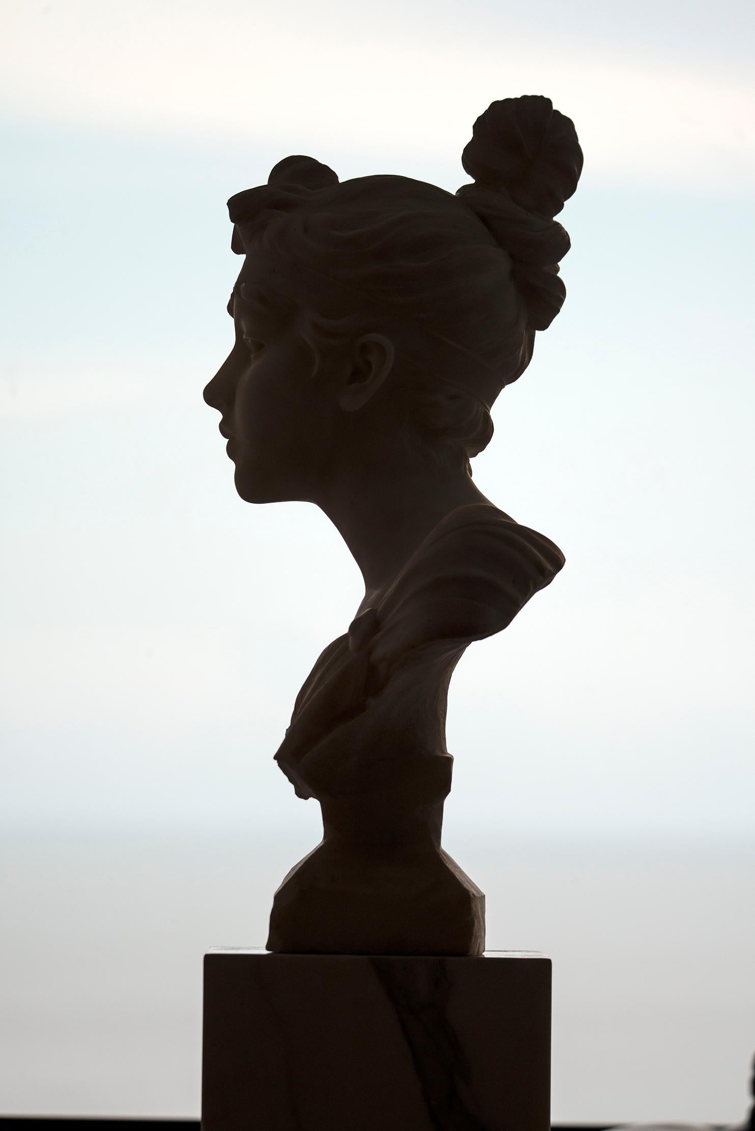 Phryne – Marmorbüste einer schönen jungen Frau  Perfekte Silhouette im Art nouveau-Stil – Sculpture von Emmanuel Villanis