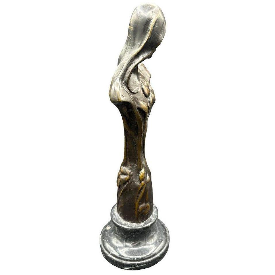 La scultura del busto della Vergine Maria in stile Emmanuel Villanis, risalente alla fine del XX secolo, emana la grazia eterea che ricorda la santa vergine in stile Art Nouveau. Poggiato su un basamento in marmo nero lucido, il busto della donna