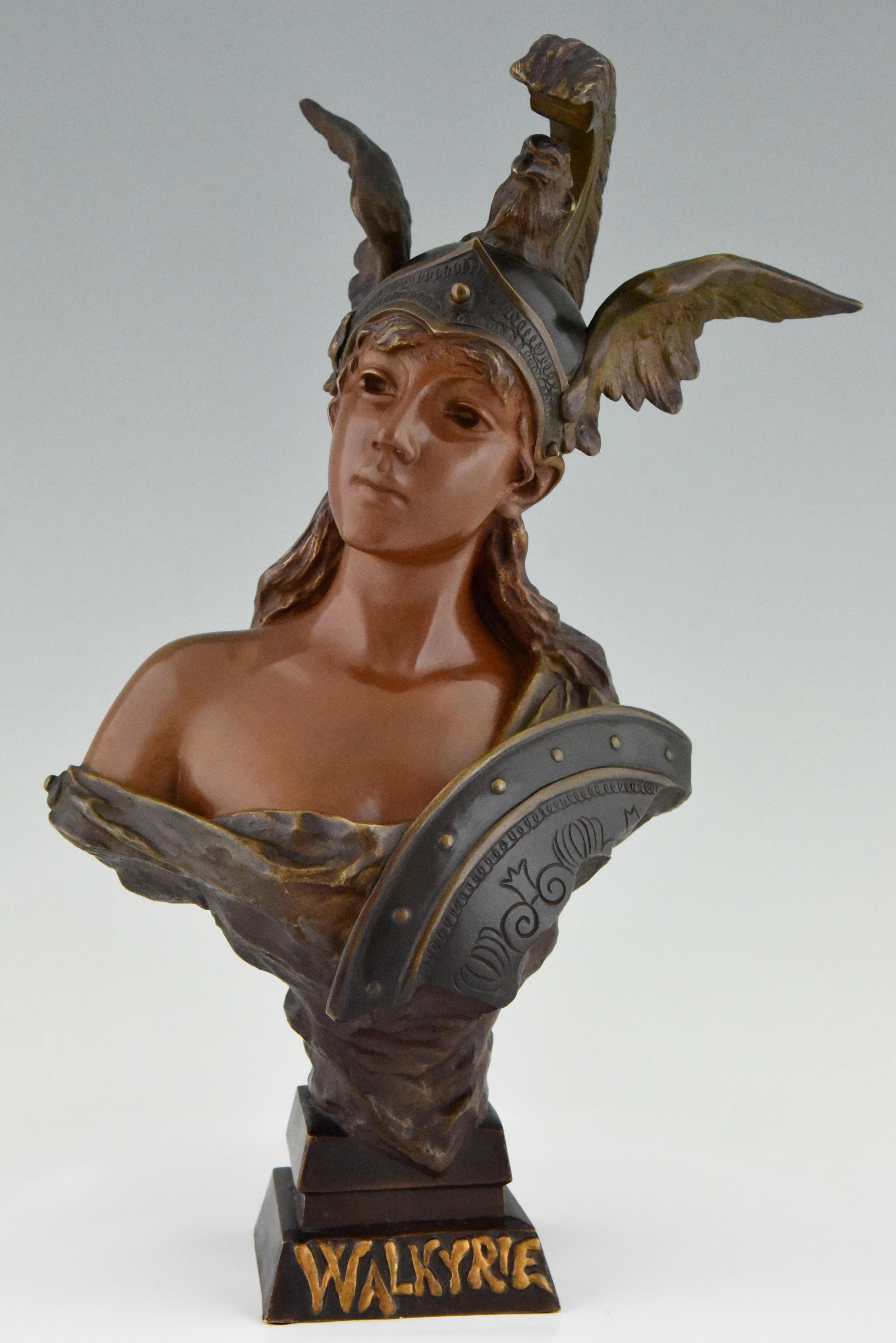 Walkyrie ou Valkyrie Sculpture en bronze Art Nouveau d'une femme avec casque à plumes et bouclier. Signé par Emmanule Villanis et avec le sceau de fonderie de la Société des bronzes de Paris. Belle patine multicolore:: France:: vers 1900

Ce modèle