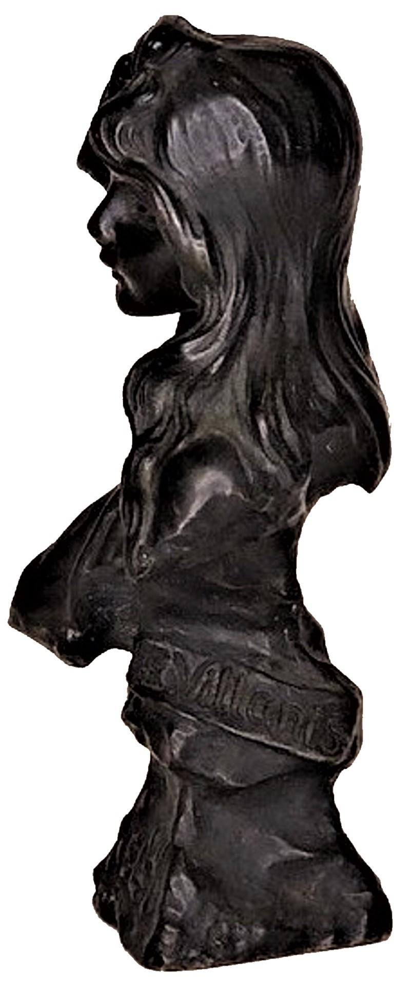 Patiné Buste en bronze patiné Art nouveau français « Lily » d'Emmanuel Villdnis, vers 1890 en vente