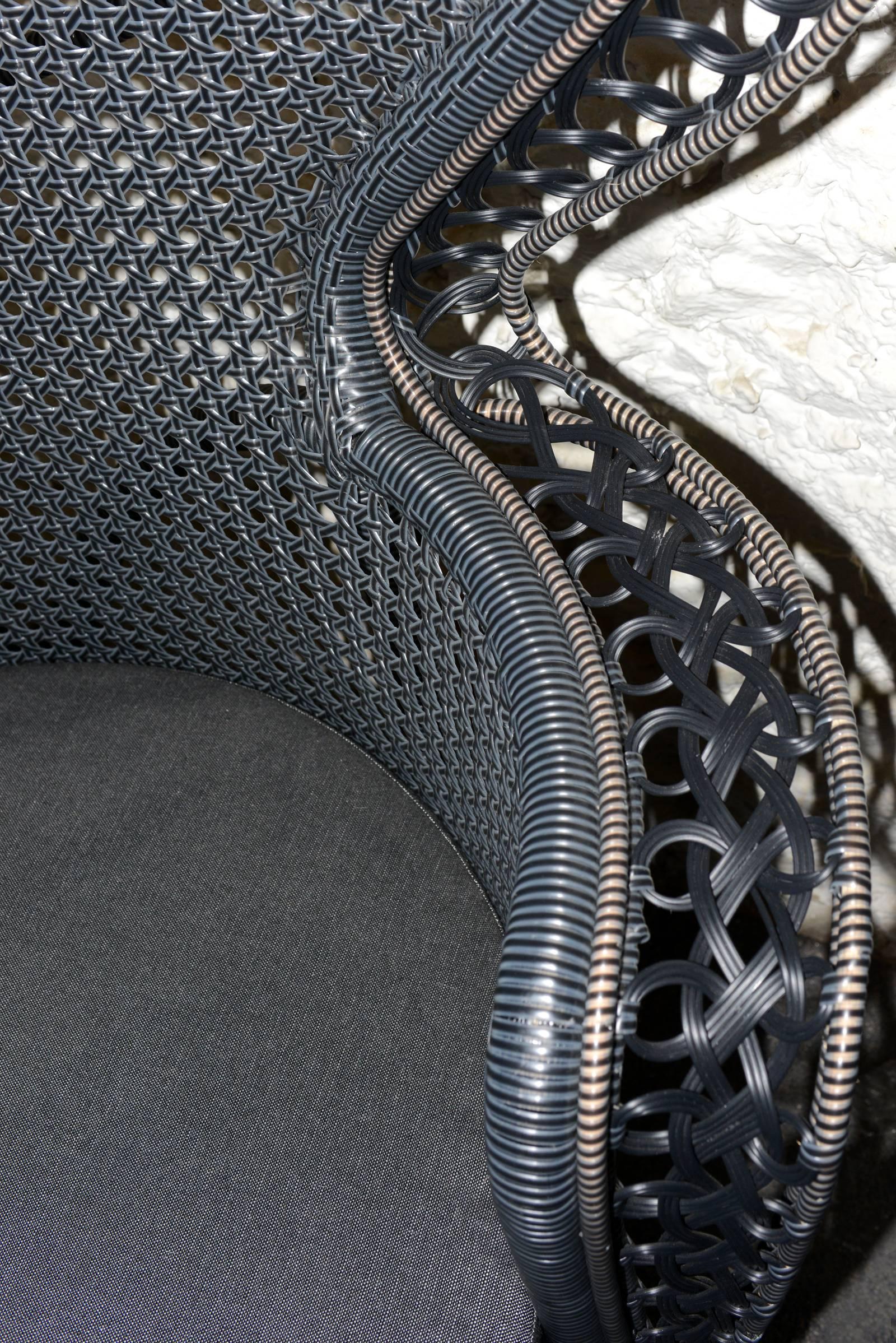 Emmanuelle Grauer Sessel mit schwarzer und grauer Oberfläche (Indonesisch) im Angebot