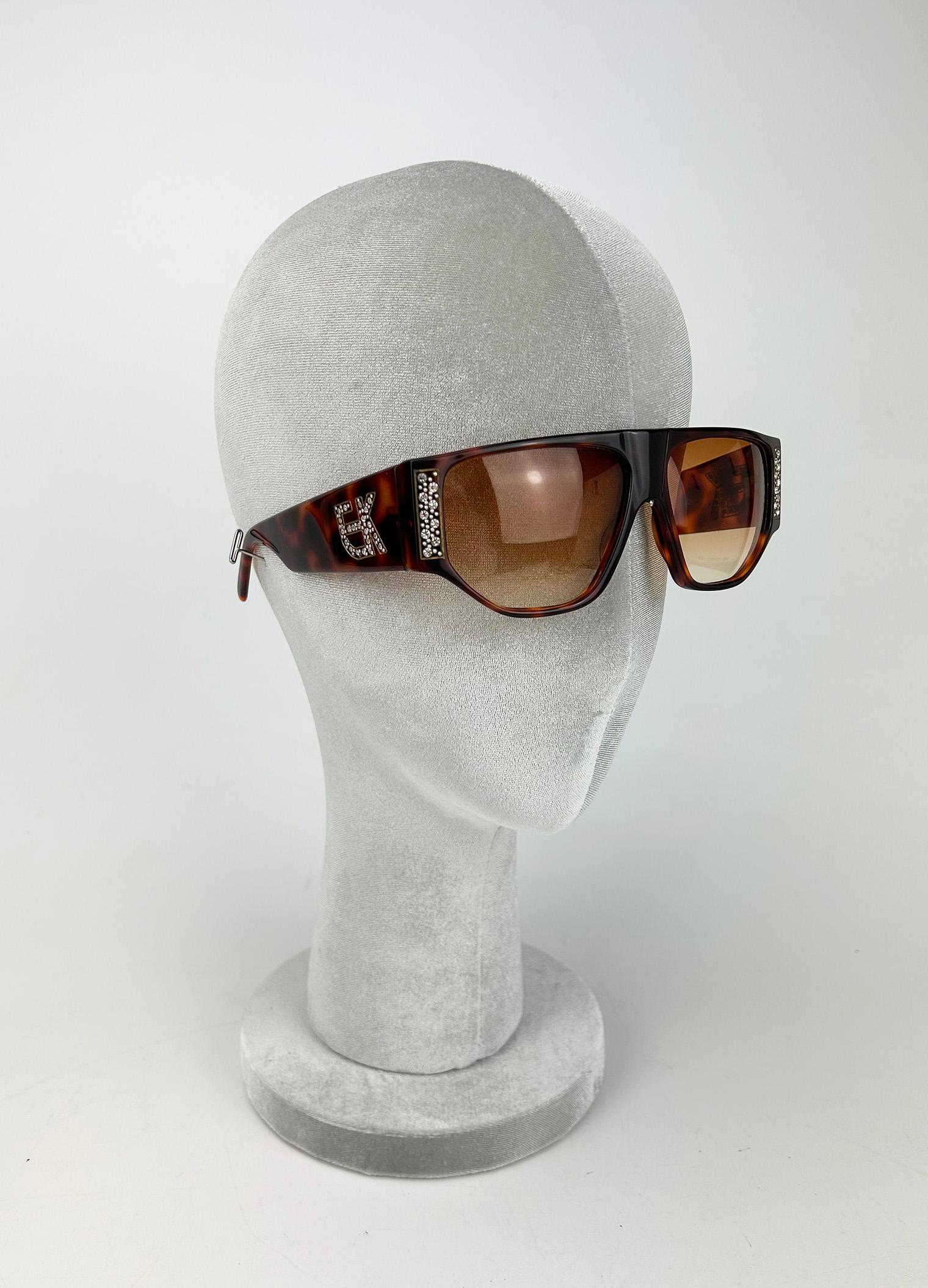 Emmanuelle Kahn Vintage Tortoiseshell Rhinestone Sunglasses c1980s en excellent état. Dimensions : 5,5