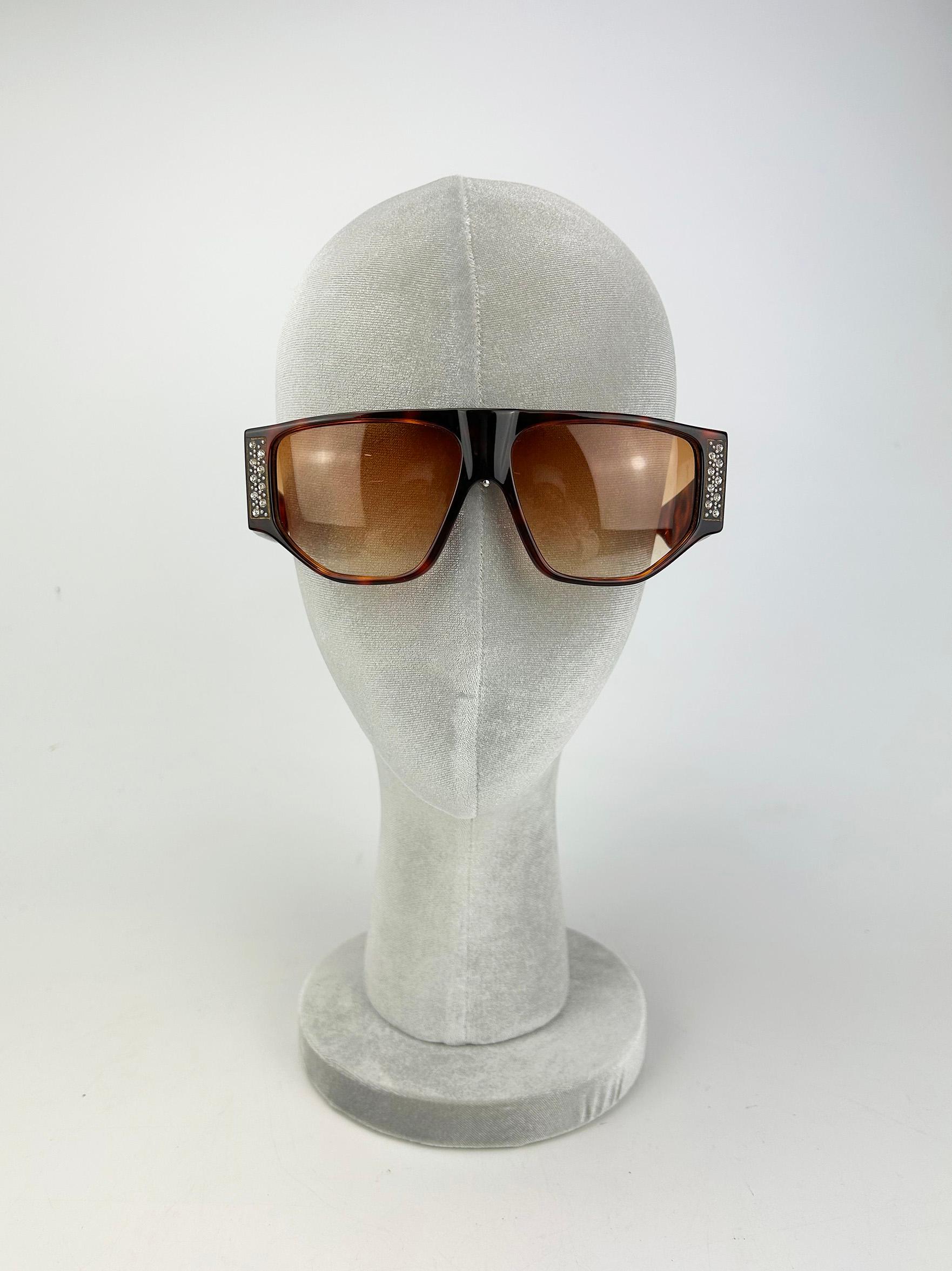 Gris Lunettes de soleil vintage en écaille avec strass Emmanuelle Kahn c1980s en vente