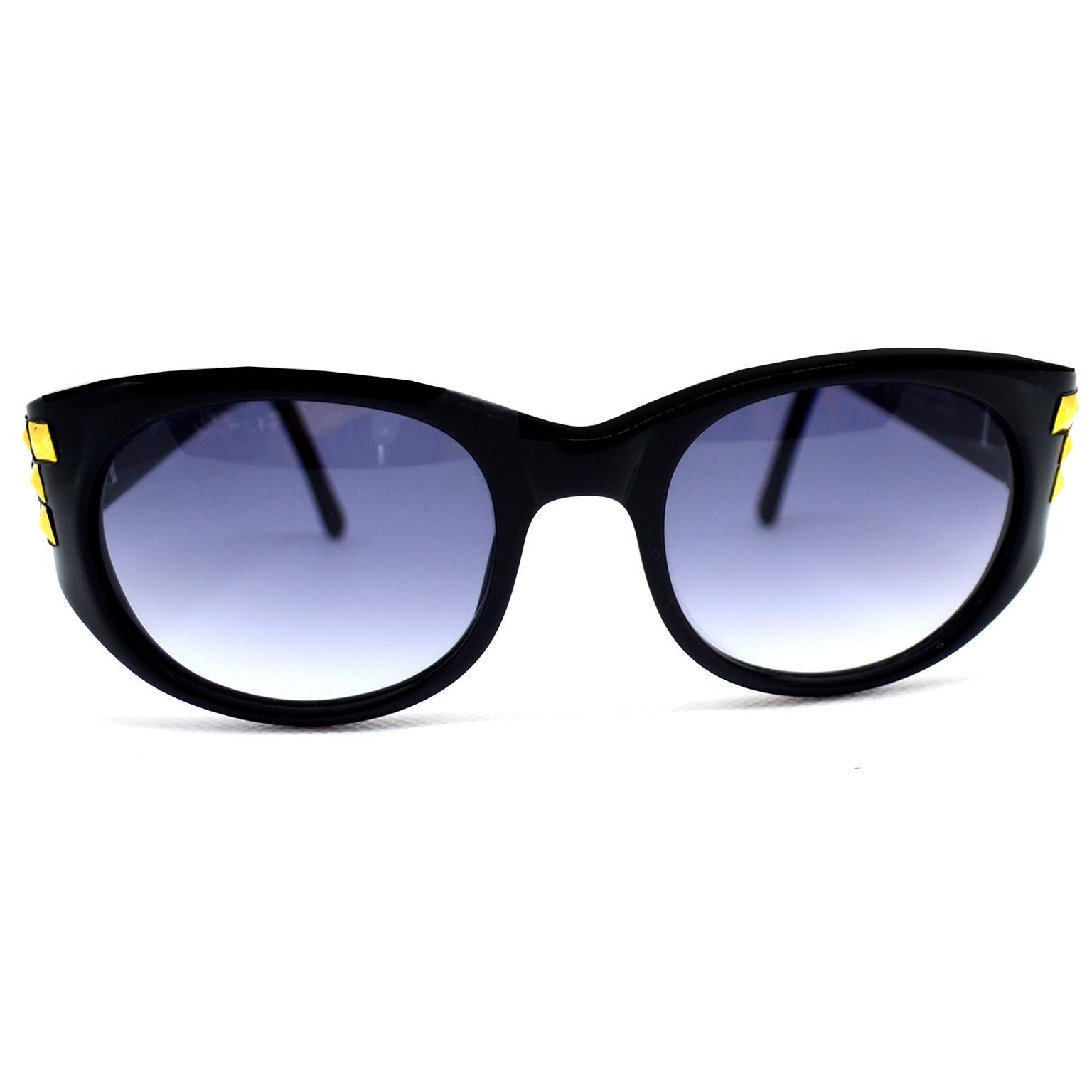 Il s'agit de superbes lunettes de soleil vintage d'Emmanuelle Khanh en noir avec des embellissements de clous dorés 3d.  Ces lunettes des années 1980 ont été fabriquées en France et portent le numéro de série EK-112-PY-16.  Des lunettes rocker chic