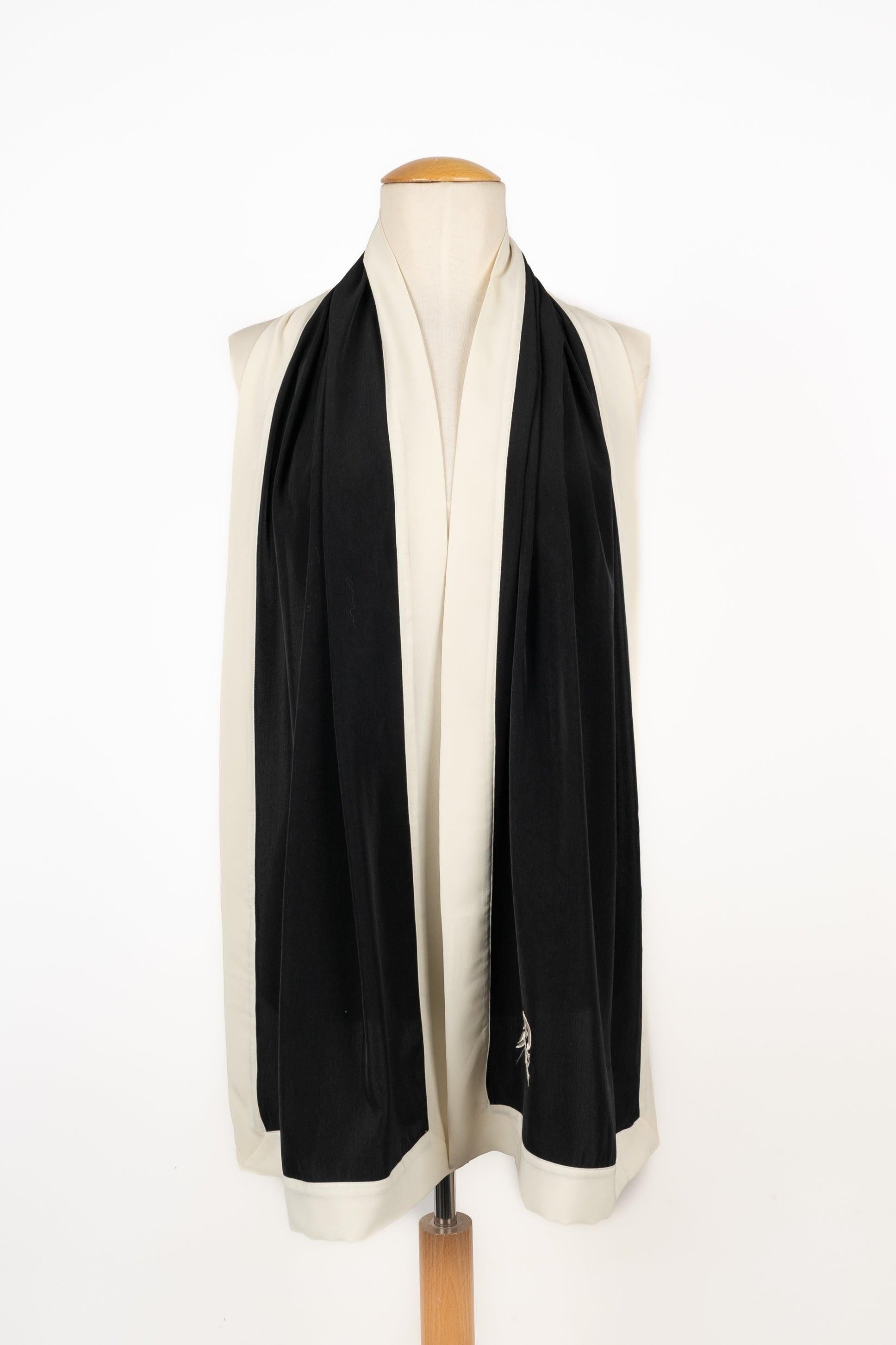 EMMANUELLE KHANH - Large black and white silk scarf. Composition and brand labels missing, but the scarf is embroidered with the brand initials.

Additional information:
Condition: Very good condition
Dimensions: 180 cm x 45 cm

Seller Reference: