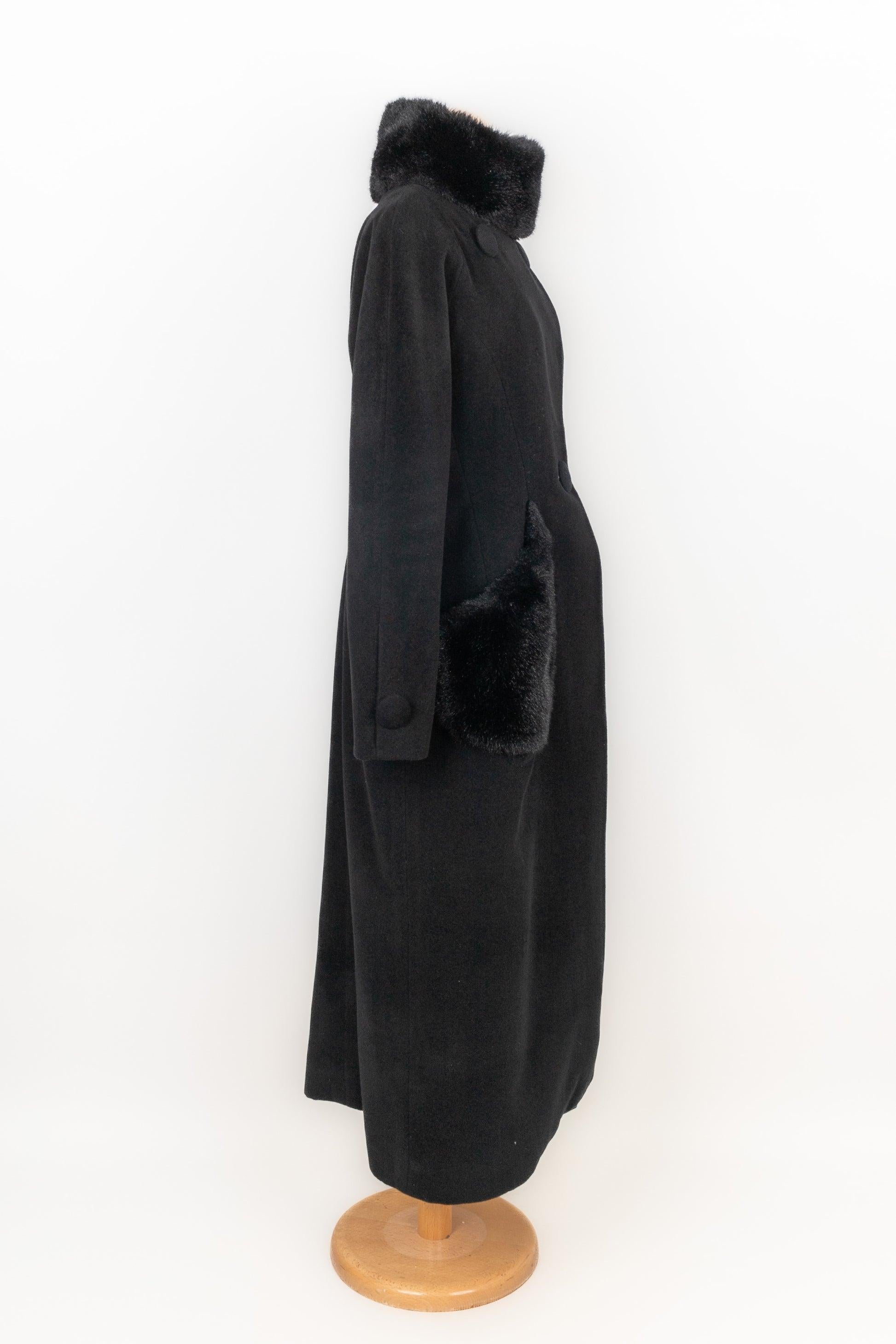 Emmanuelle Khanh - Long black coat. Faux fur pockets and collar. Size 42FR indicated.

Additional information:
Condition: Very good condition
Dimensions: Shoulder width: 40 cm - Chest: 55 cm - Sleeve length: 60 cm - Length: 125 cm

Seller Reference: