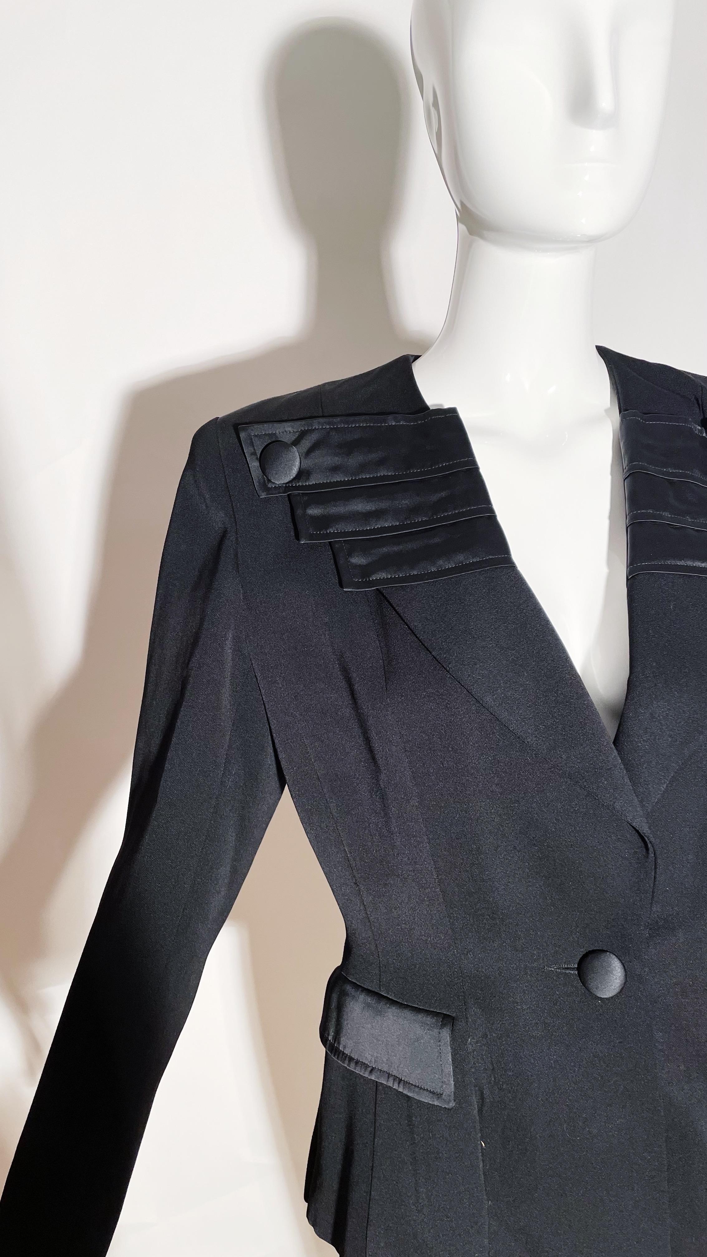 Emmanuelle Khanh Blazer aus Seide mit Revers (Schwarz) im Angebot