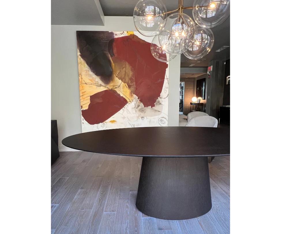 Realizzato con una meticolosa attenzione ai dettagli, il tavolo presenta una base e un piano rifiniti in Oak Tinted Wenge. Questa scelta distintiva di materiali non solo emana raffinatezza, ma garantisce anche una durata che resiste alla prova del