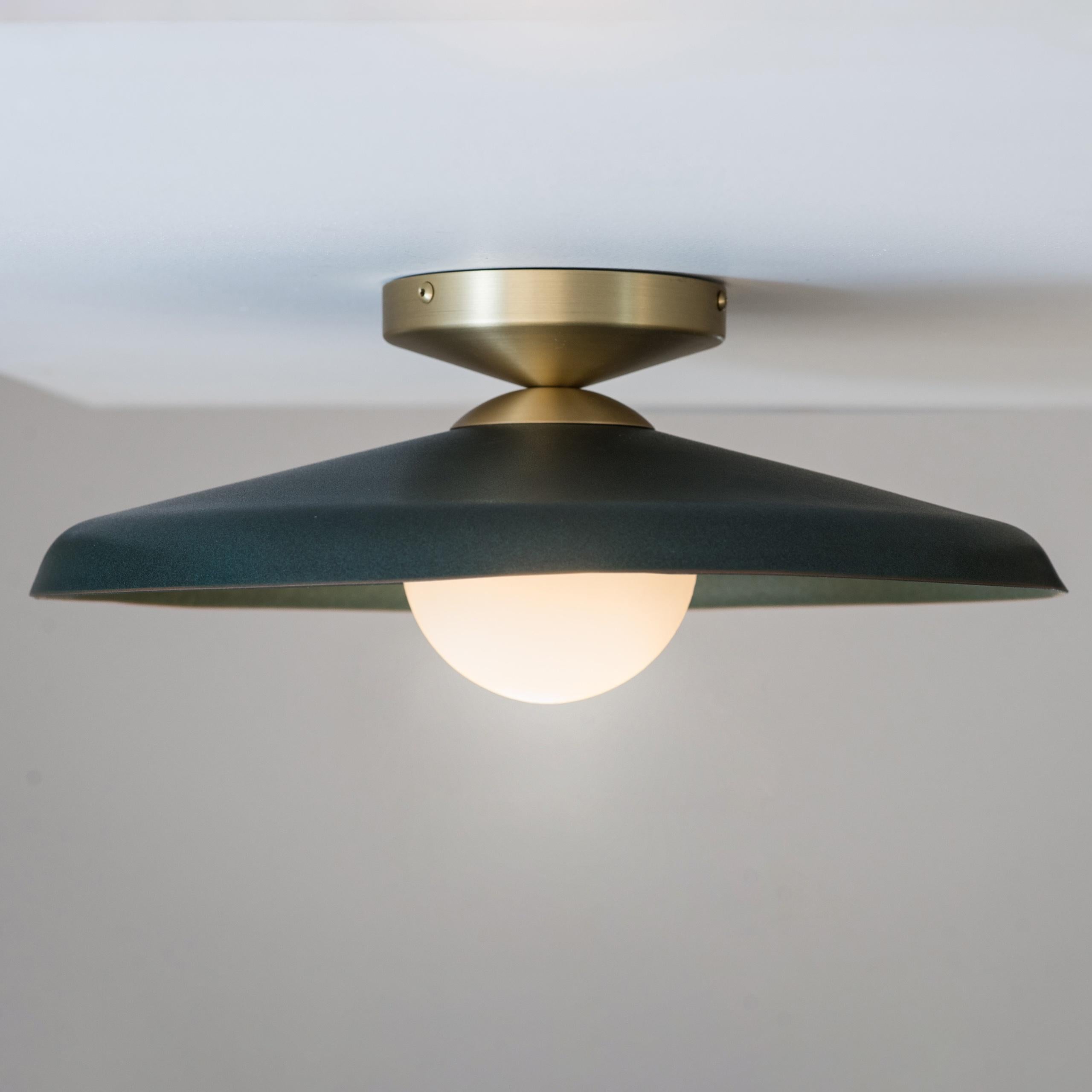 Faisant partie de la famille de luminaires Emmet, ce luminaire encastré présente des lignes minimales, de grandes proportions et célèbre la chaleur et la beauté de la terre cuite émaillée. Adapté aux installations au plafond, cet affleurant à dôme