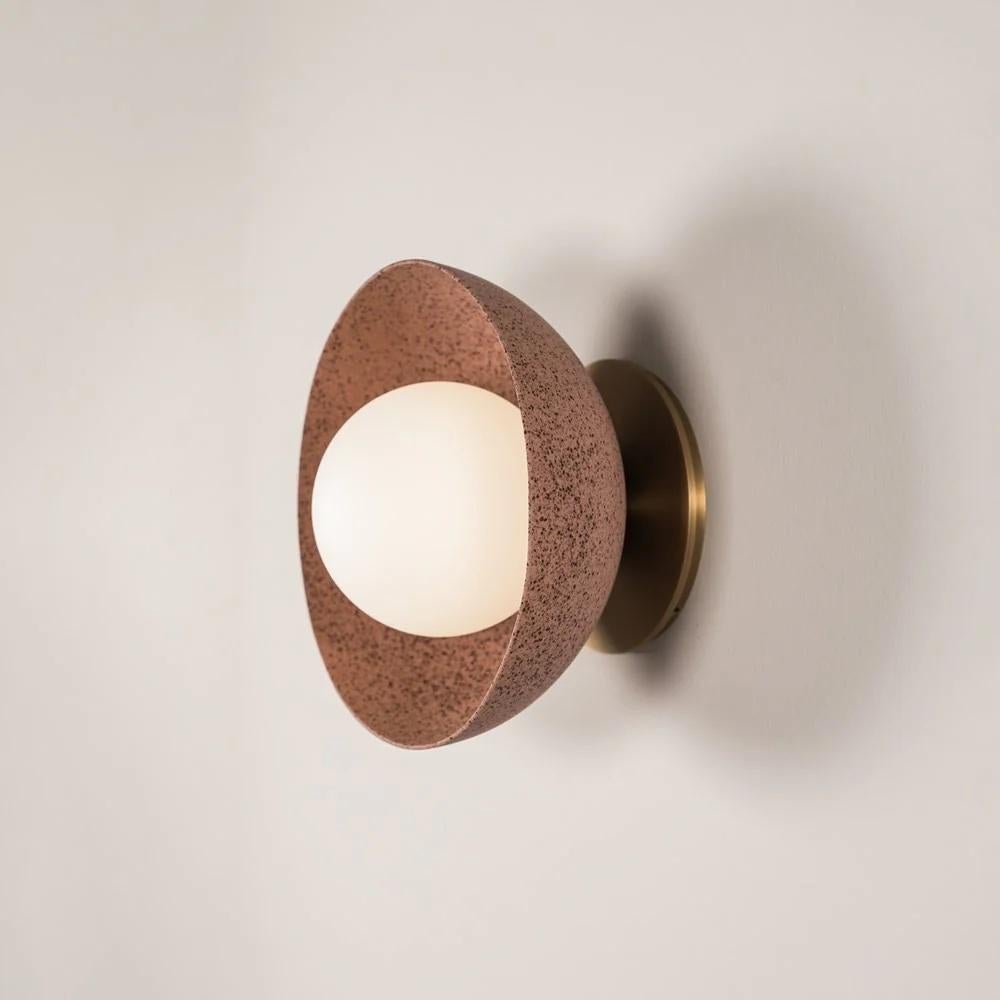 El aplique de pared Emmet muestra la belleza de la porcelana o la terracota esmaltada y un difusor de cristal hecho a mano, combinados con latón mecanizado con precisión y acabado artesanal. Este aplique viene con un reflector de 7,5″ y un difusor