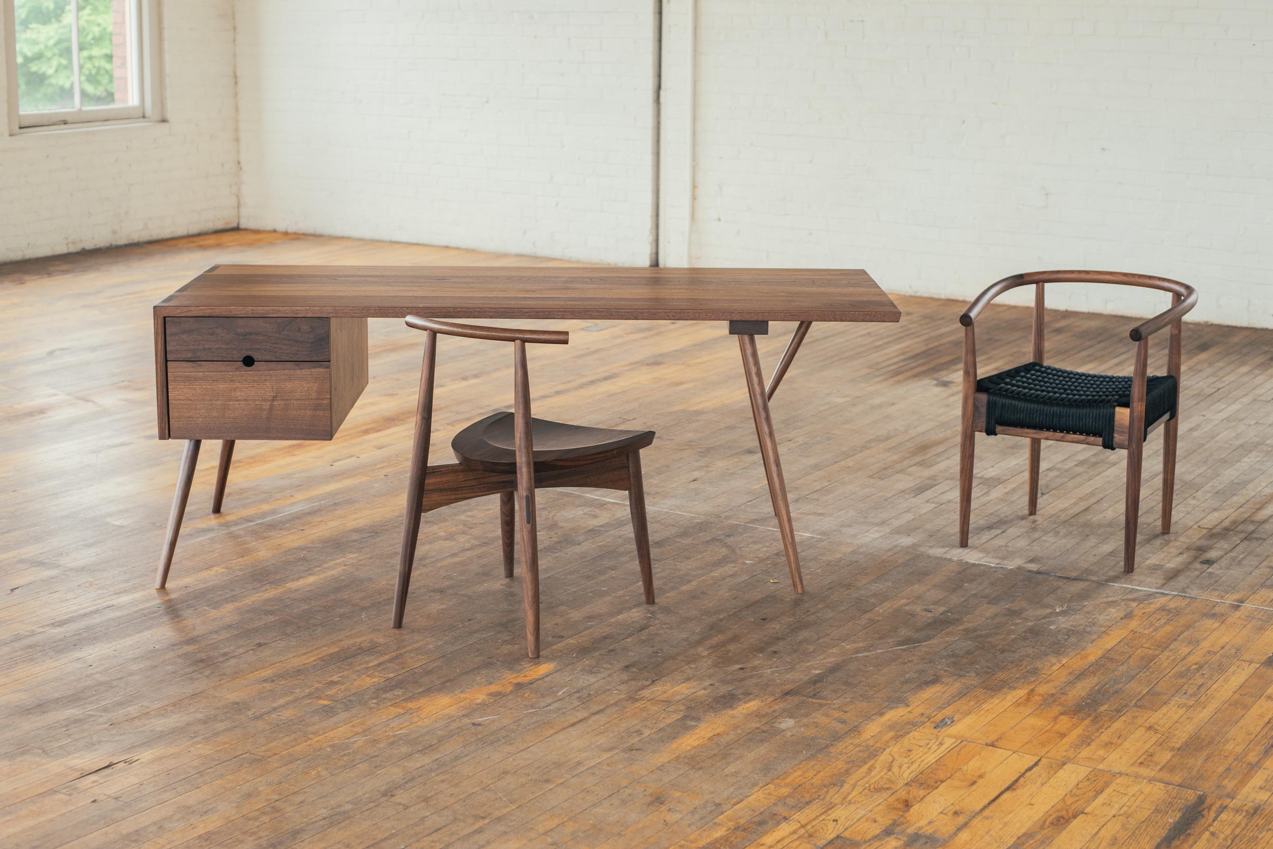 Emmett Desk Large, Handcrafted Massivholz-Schreibtisch im Angebot 1