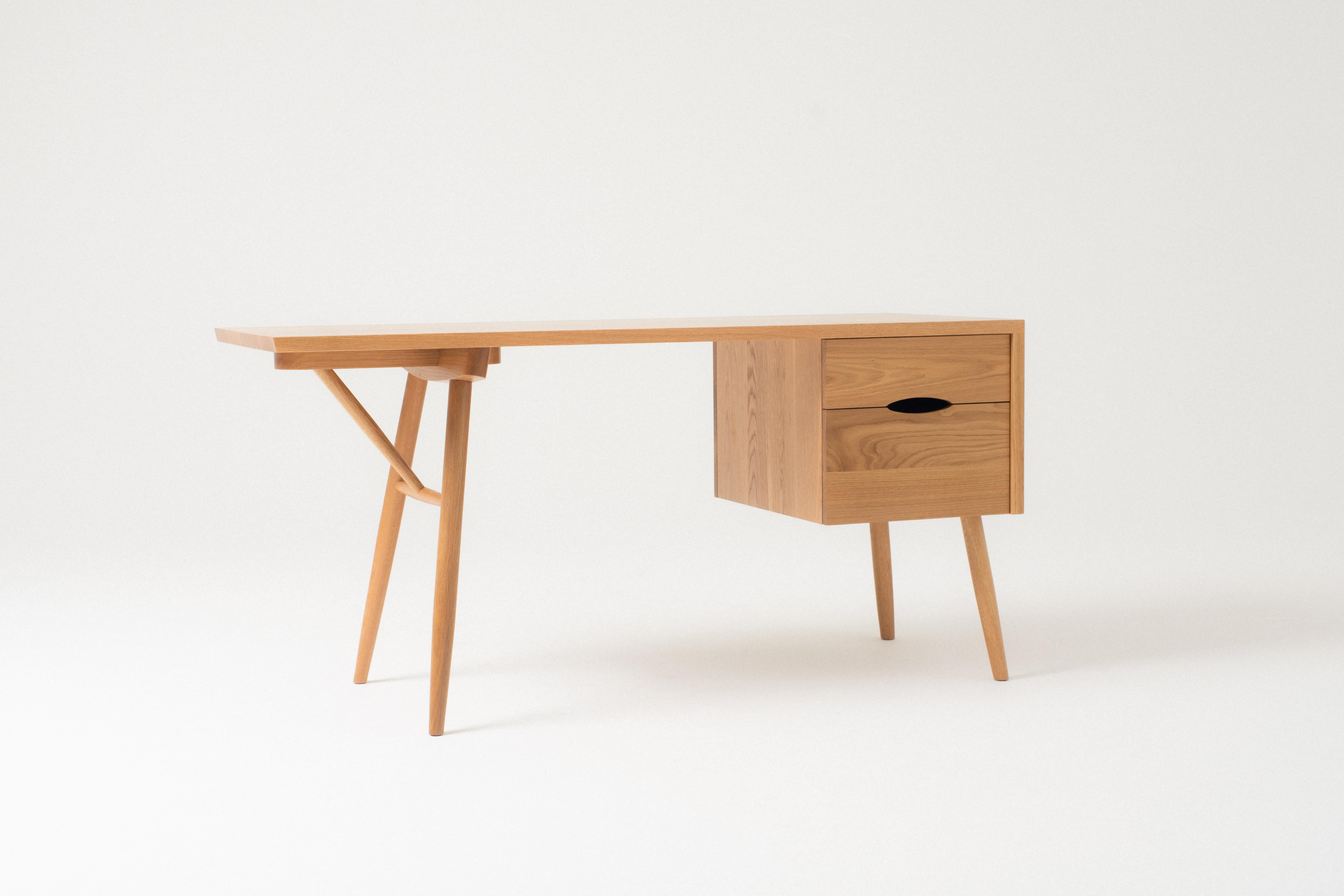 Moderne Petit bureau Emmett en bois massif fabriqué à la main  en vente